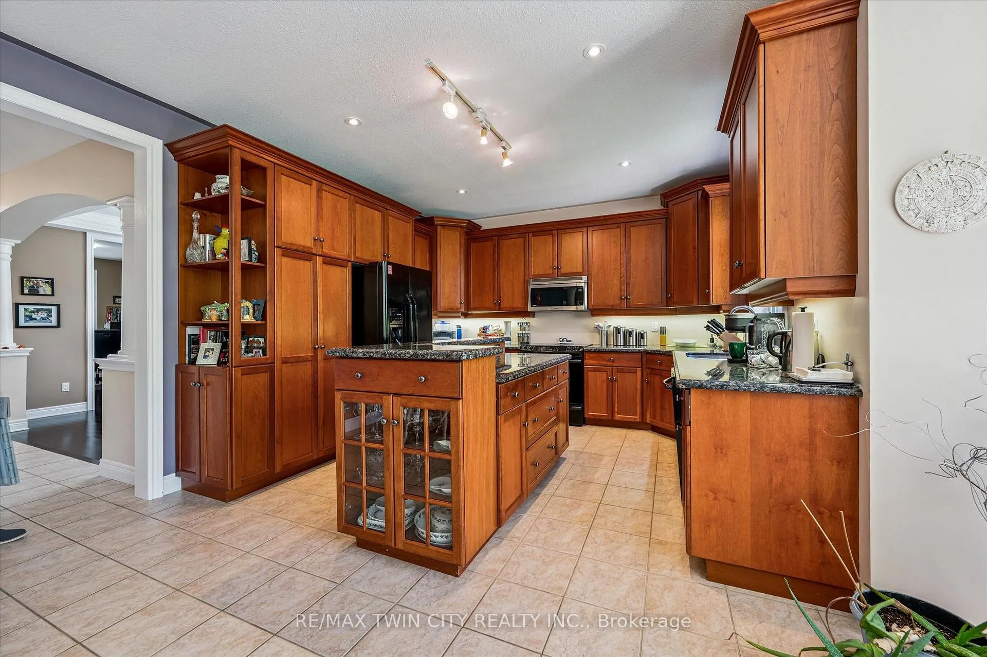 Photo 11 of 74 Pennsylvania Crescent, Kitchener, Pioneer Tower West — HOMEH
