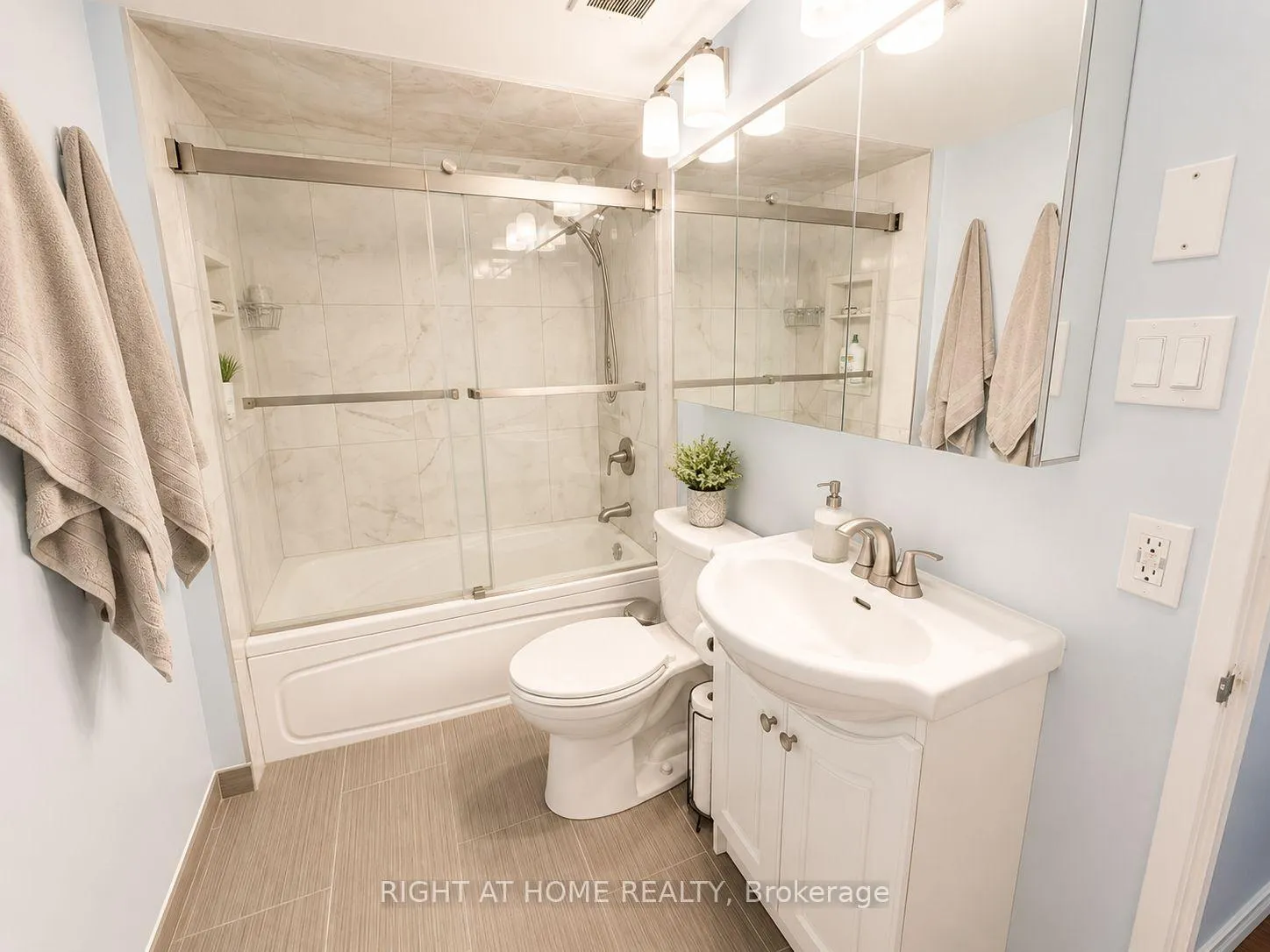 Photo 16 of Unit Ph12, 1055 Bay Street, Toronto, Bay Street Corridor — HOMEH