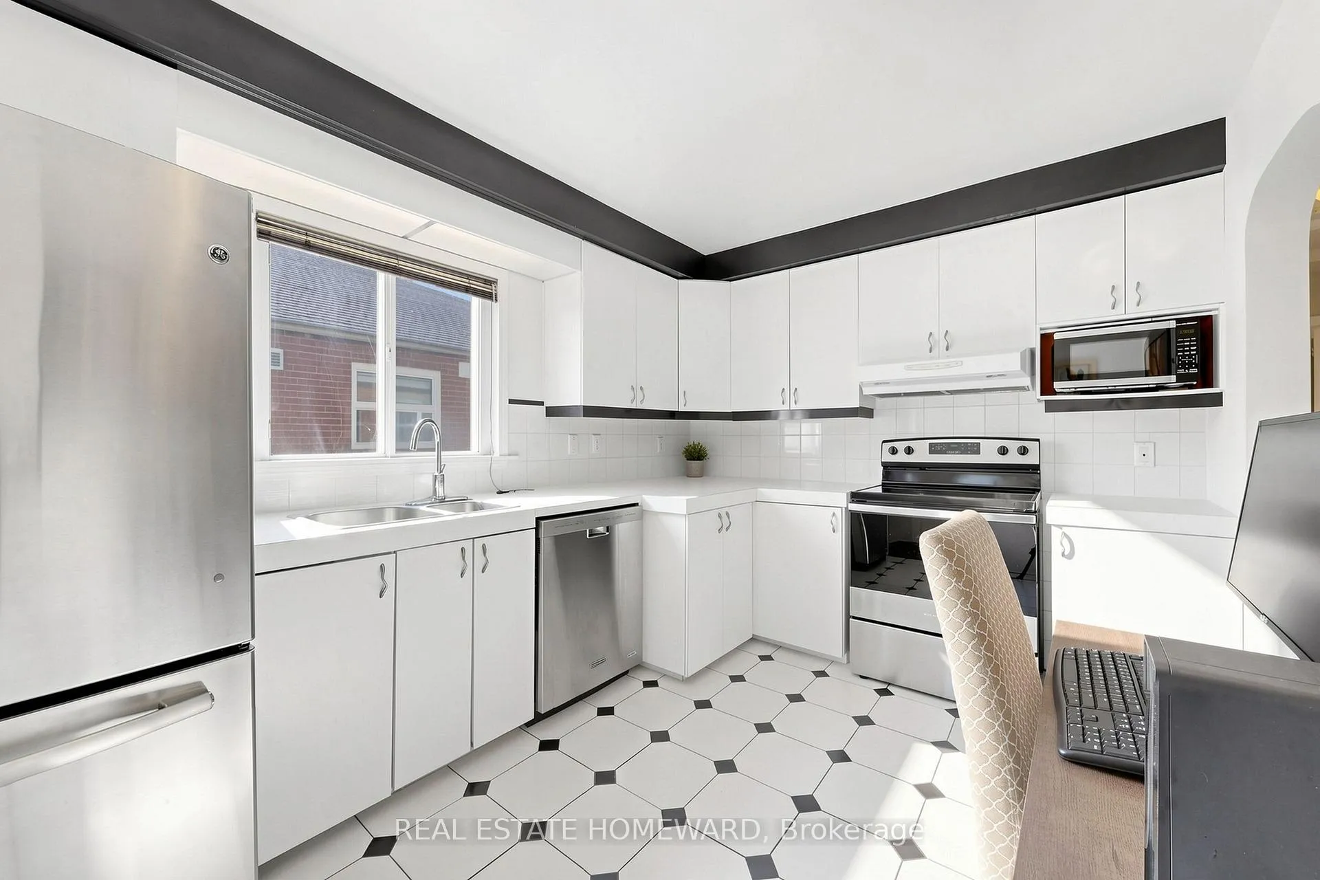 Photo 4 of 40 Donora Drive, Toronto, Crescent Town — HOMEH