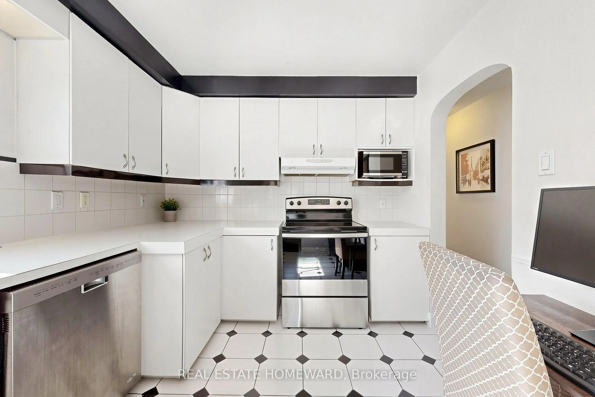 Photo 5 of 40 Donora Drive, Toronto, Crescent Town — HOMEH
