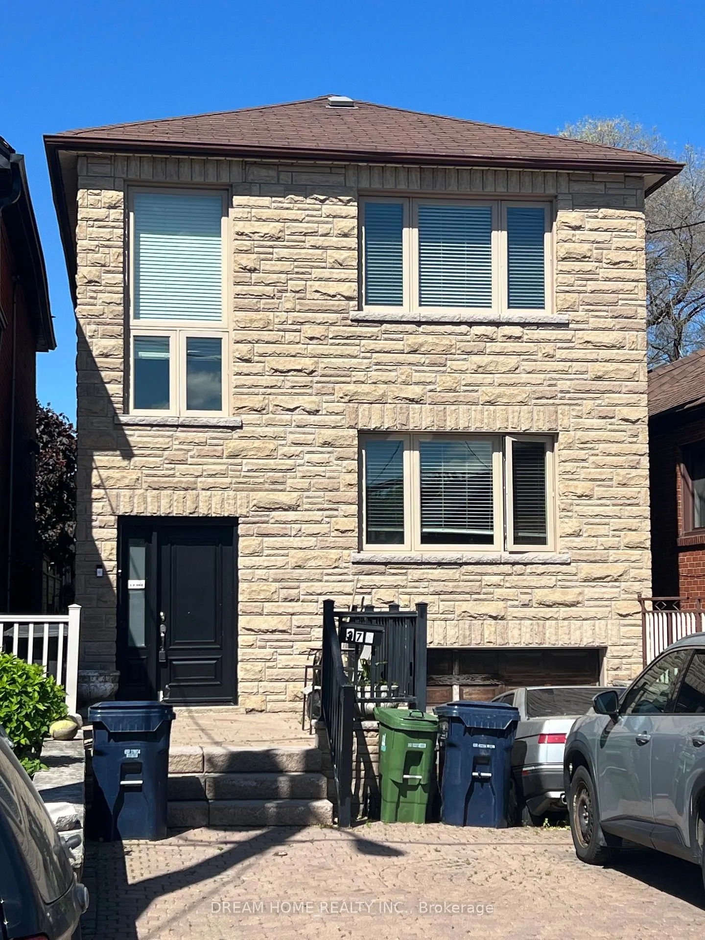 Photo of Unit Upper, 376 Blackthorn Avenue
