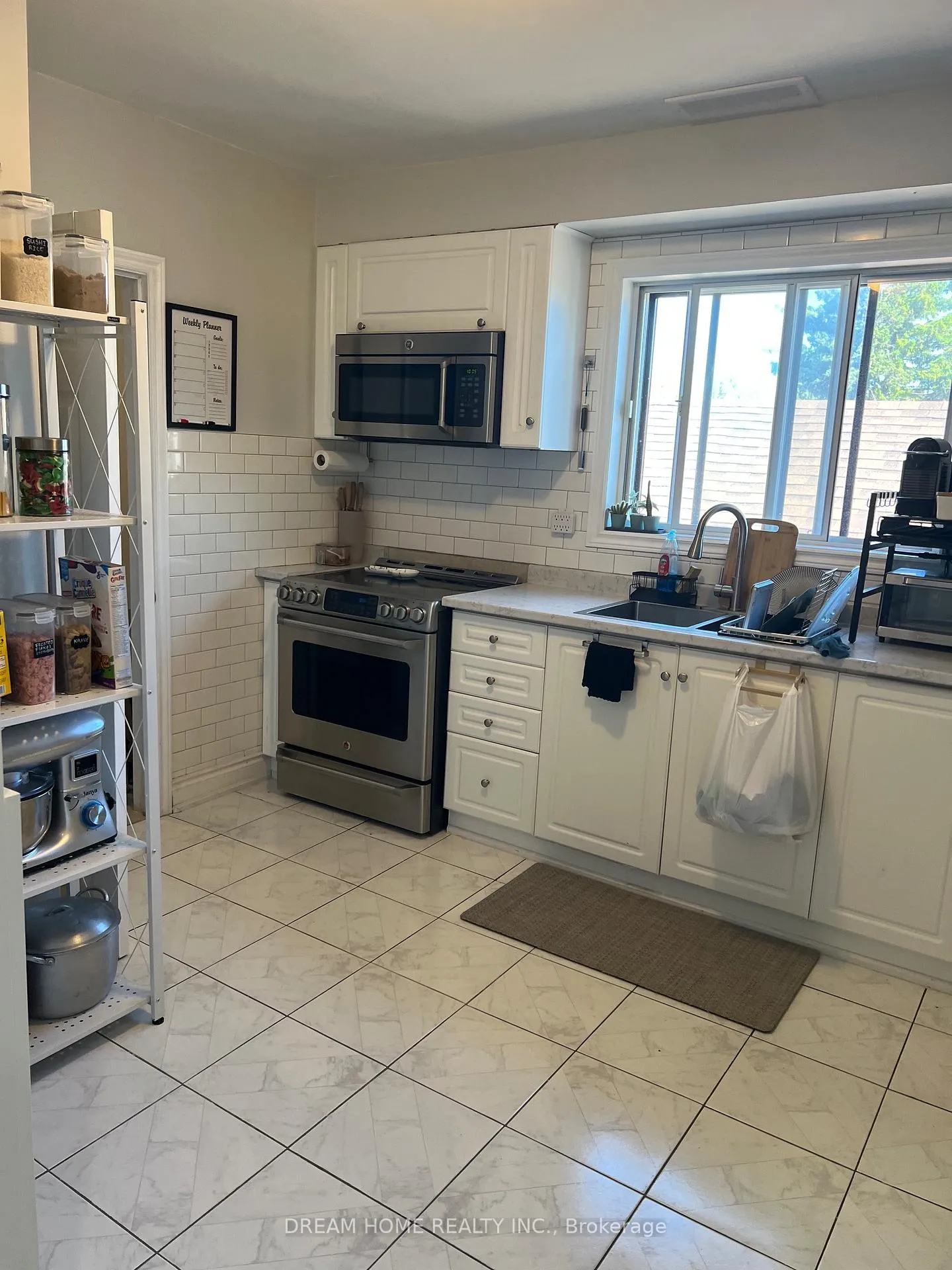 Photo 6 of Unit Upper, 376 Blackthorn Avenue, Toronto, Keelesdale-Eglinton West — HOMEH