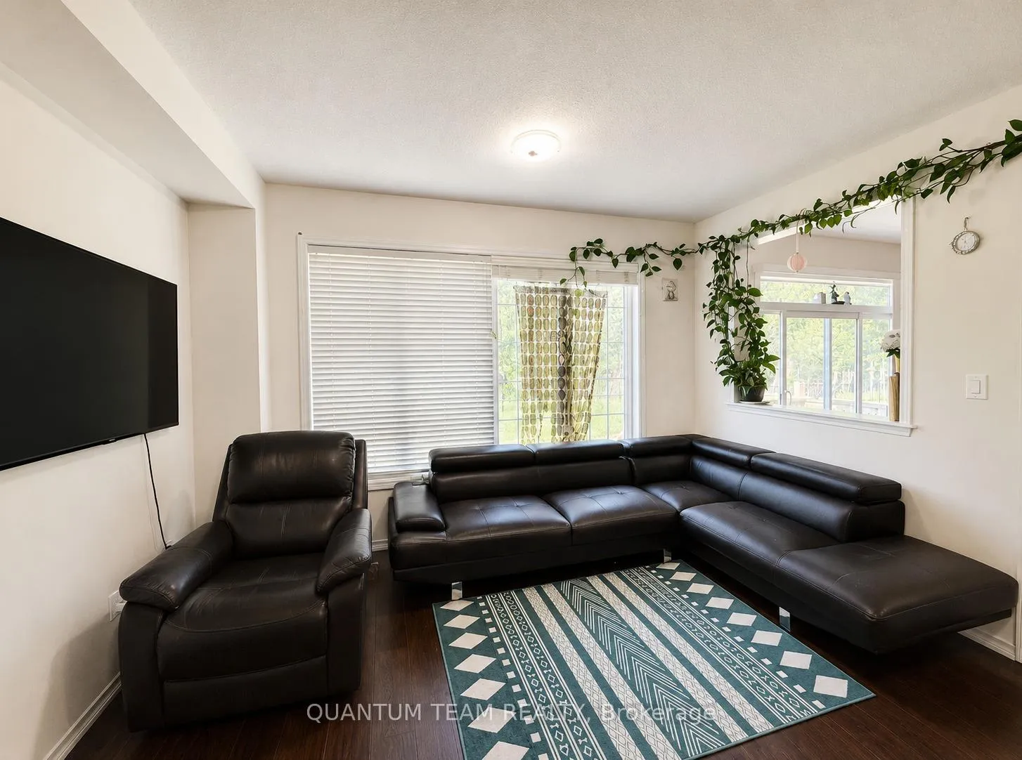 Photo 3 of 7953 Hackberry Trail, Niagara Falls, Brown — HOMEH
