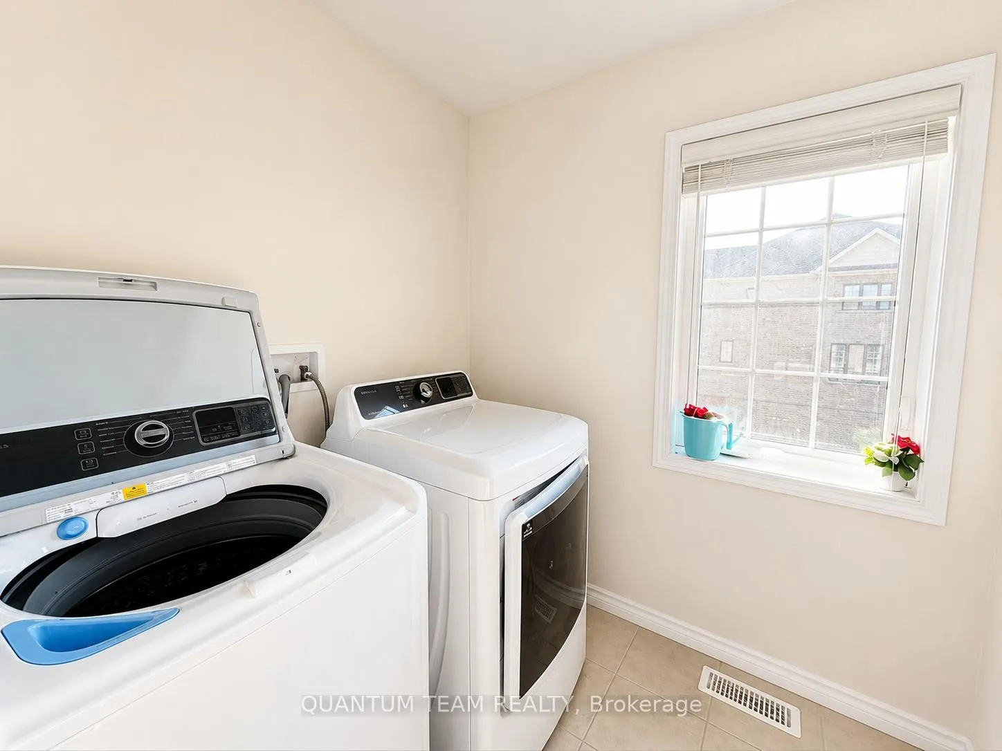 Photo 11 of 7953 Hackberry Trail, Niagara Falls, Brown — HOMEH