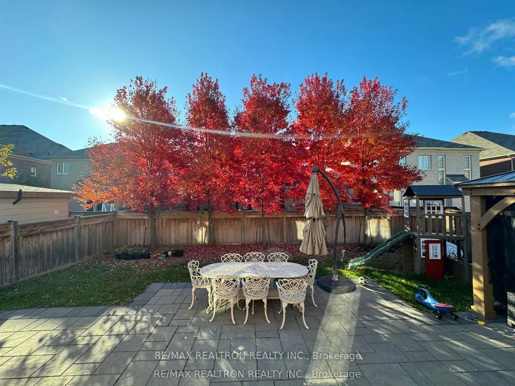 Photo 2 of 41 Woodgate Pines Drive, Vaughan, Kleinburg — HOMEH