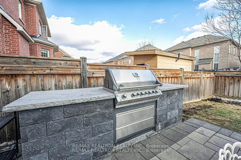 Photo 3 of 41 Woodgate Pines Drive, Vaughan, Kleinburg — HOMEH