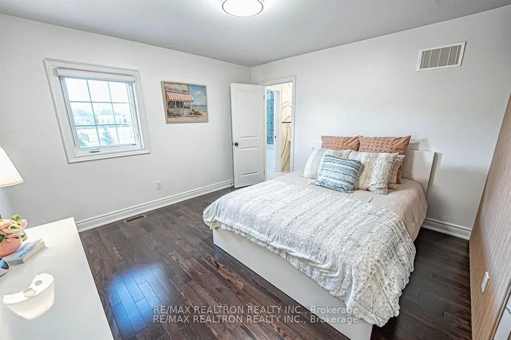 Photo 6 of 41 Woodgate Pines Drive, Vaughan, Kleinburg — HOMEH