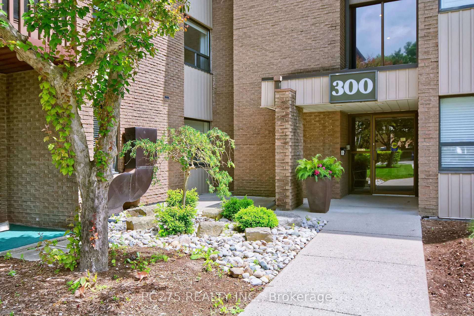 Photo 2 of Unit 216, 300 Everglade Crescent, London, North P — HOMEH