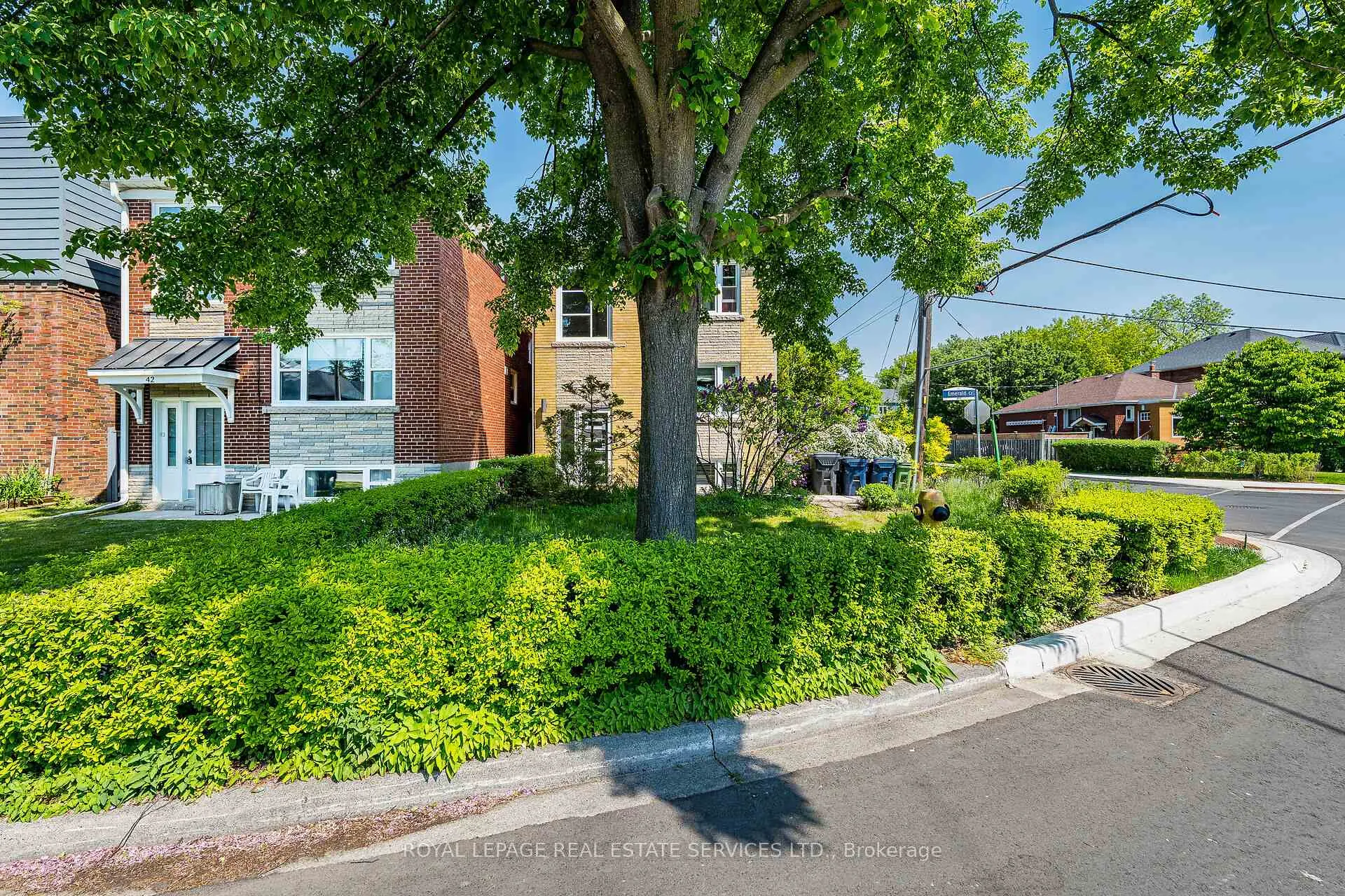 Photo 2 of Unit # 1, 40 Emerald Crescent, Etobicoke, New Toronto — HOMEH