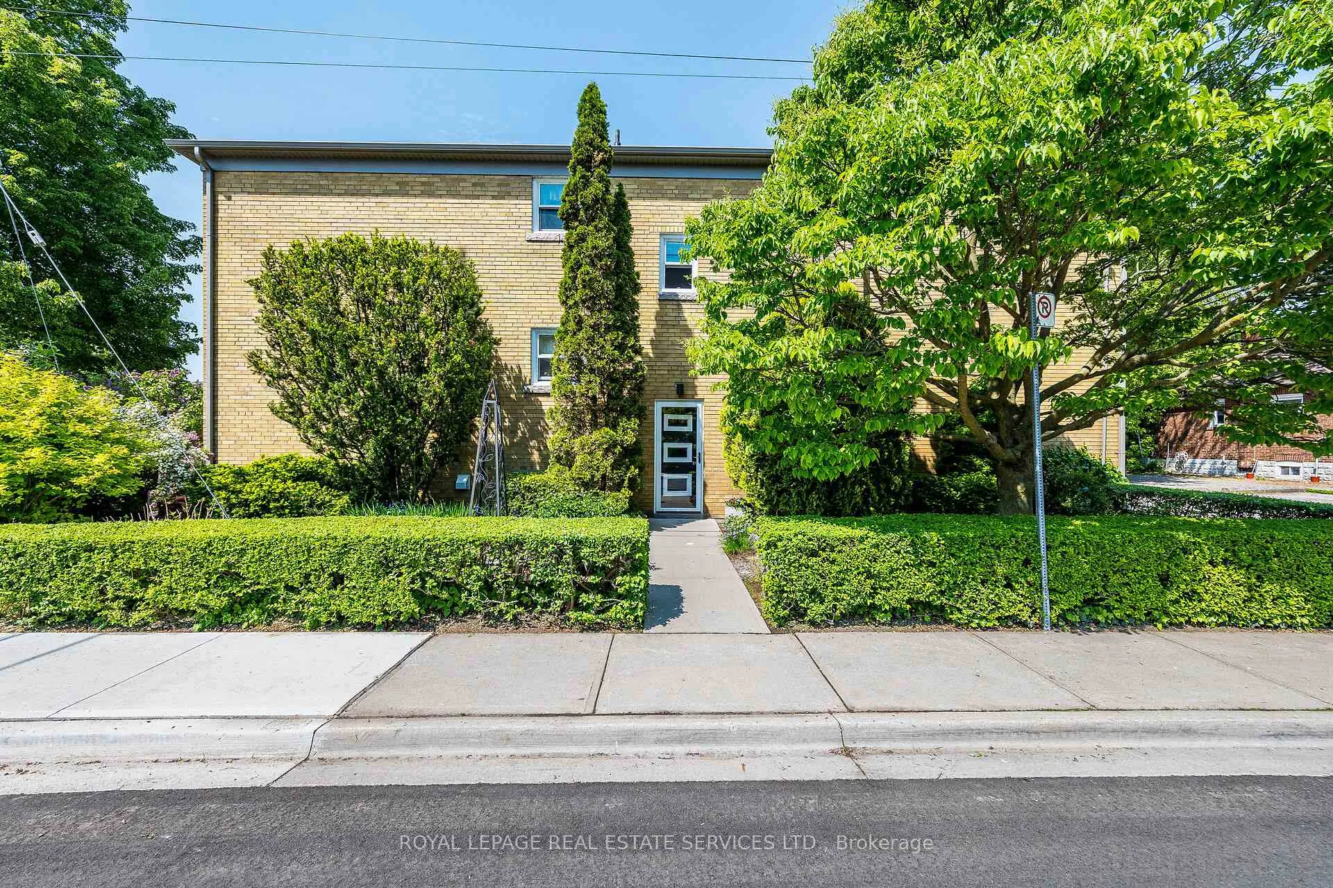 Photo 3 of Unit # 1, 40 Emerald Crescent, Etobicoke, New Toronto — HOMEH