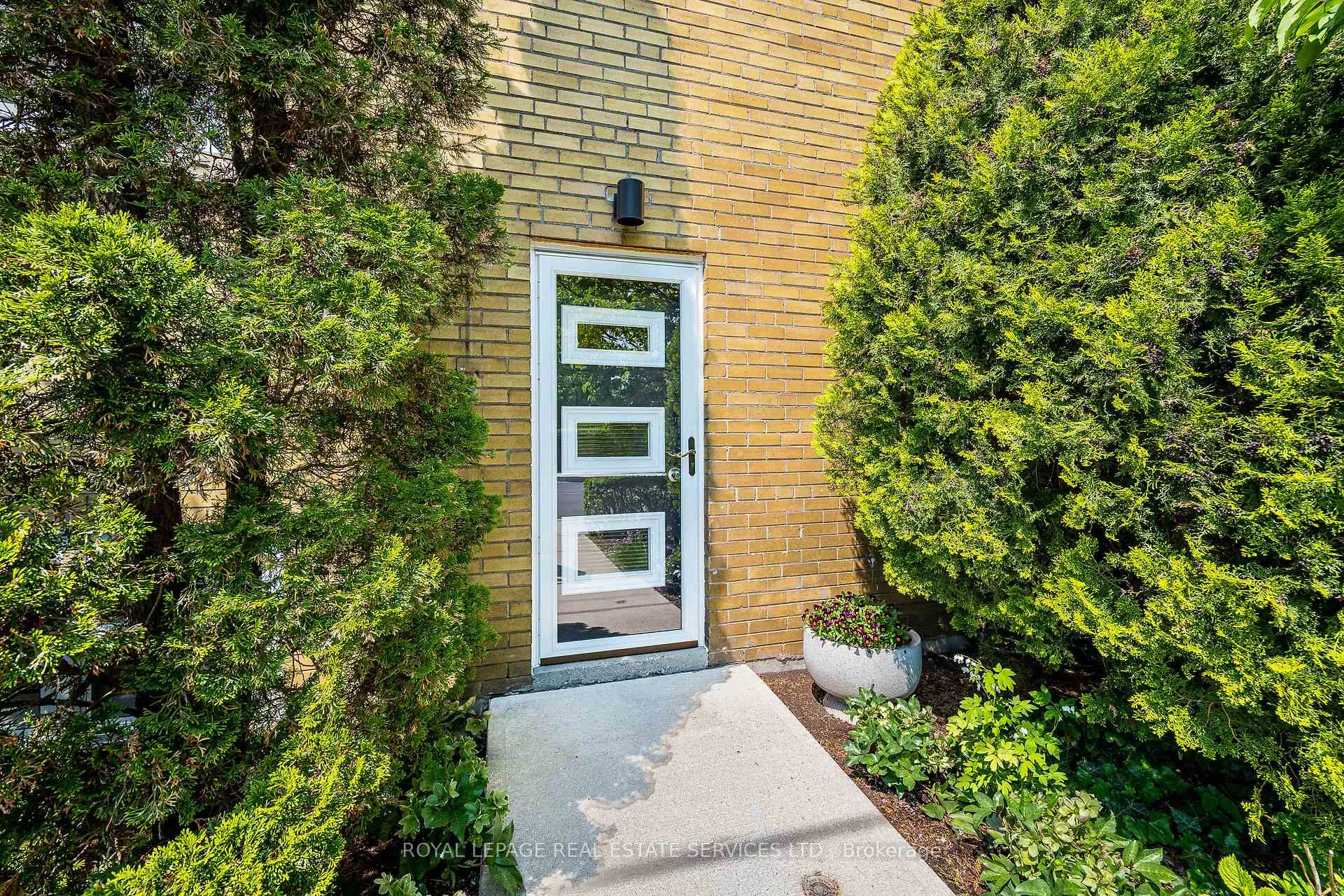 Photo 4 of Unit # 1, 40 Emerald Crescent, Etobicoke, New Toronto — HOMEH