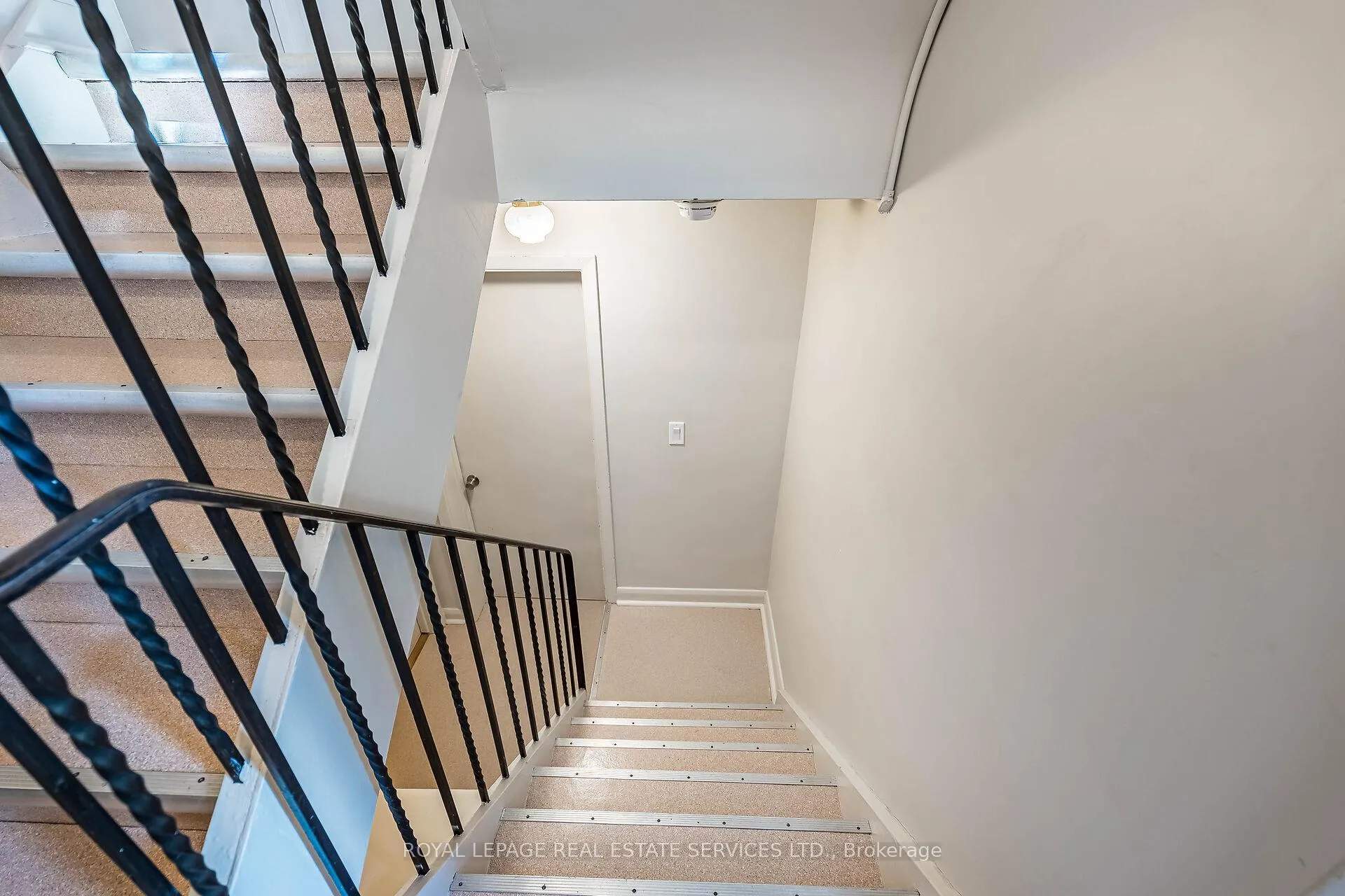 Photo 6 of Unit # 1, 40 Emerald Crescent, Etobicoke, New Toronto — HOMEH