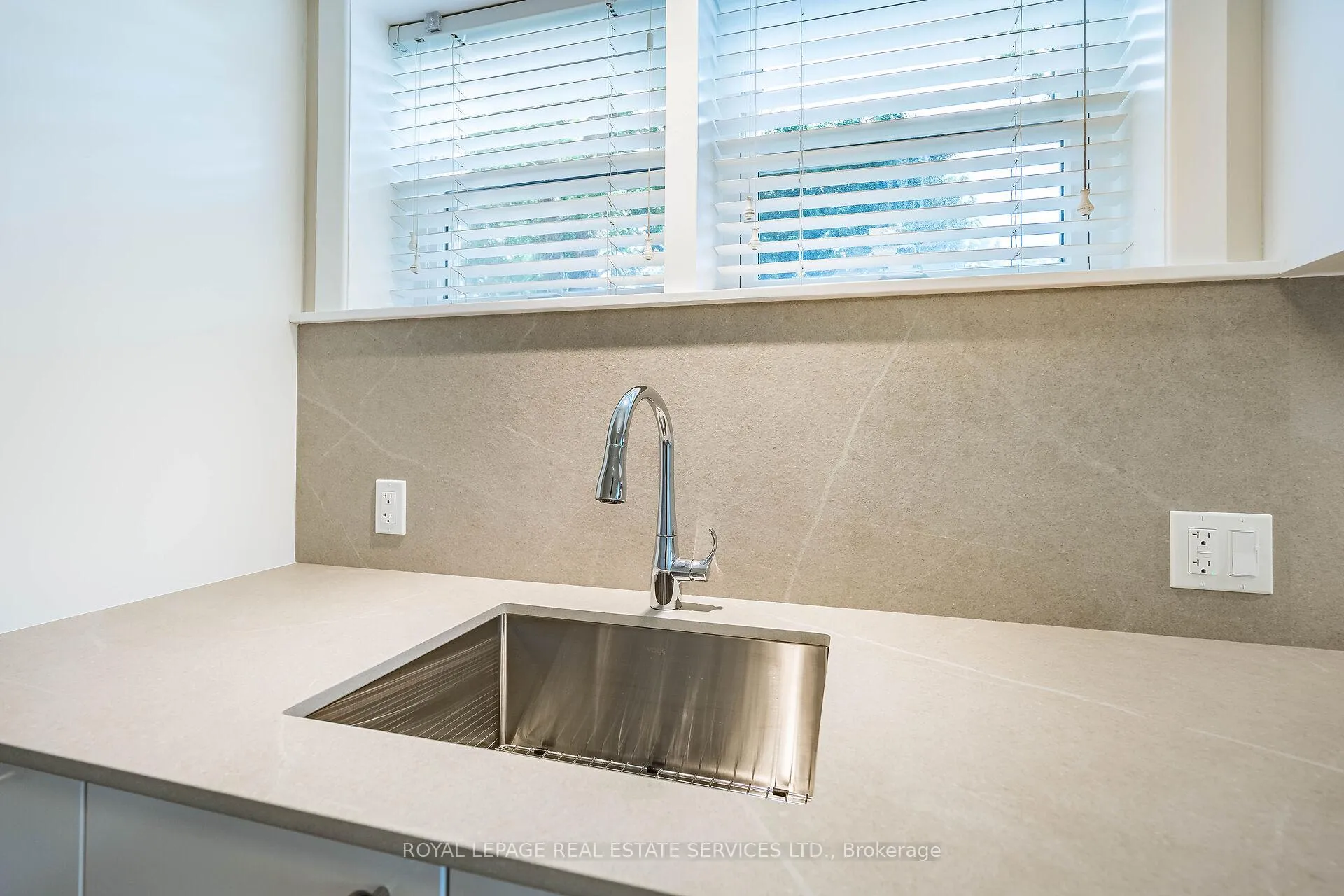 Photo 10 of Unit # 1, 40 Emerald Crescent, Etobicoke, New Toronto — HOMEH