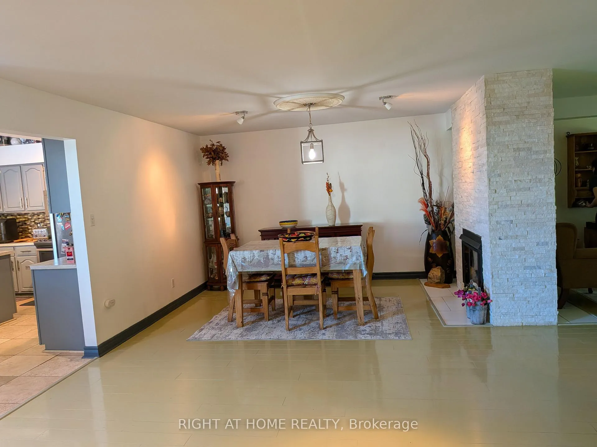 Photo 5 of Unit D-7, 1663 Nash Road, Clarington, Courtice — HOMEH