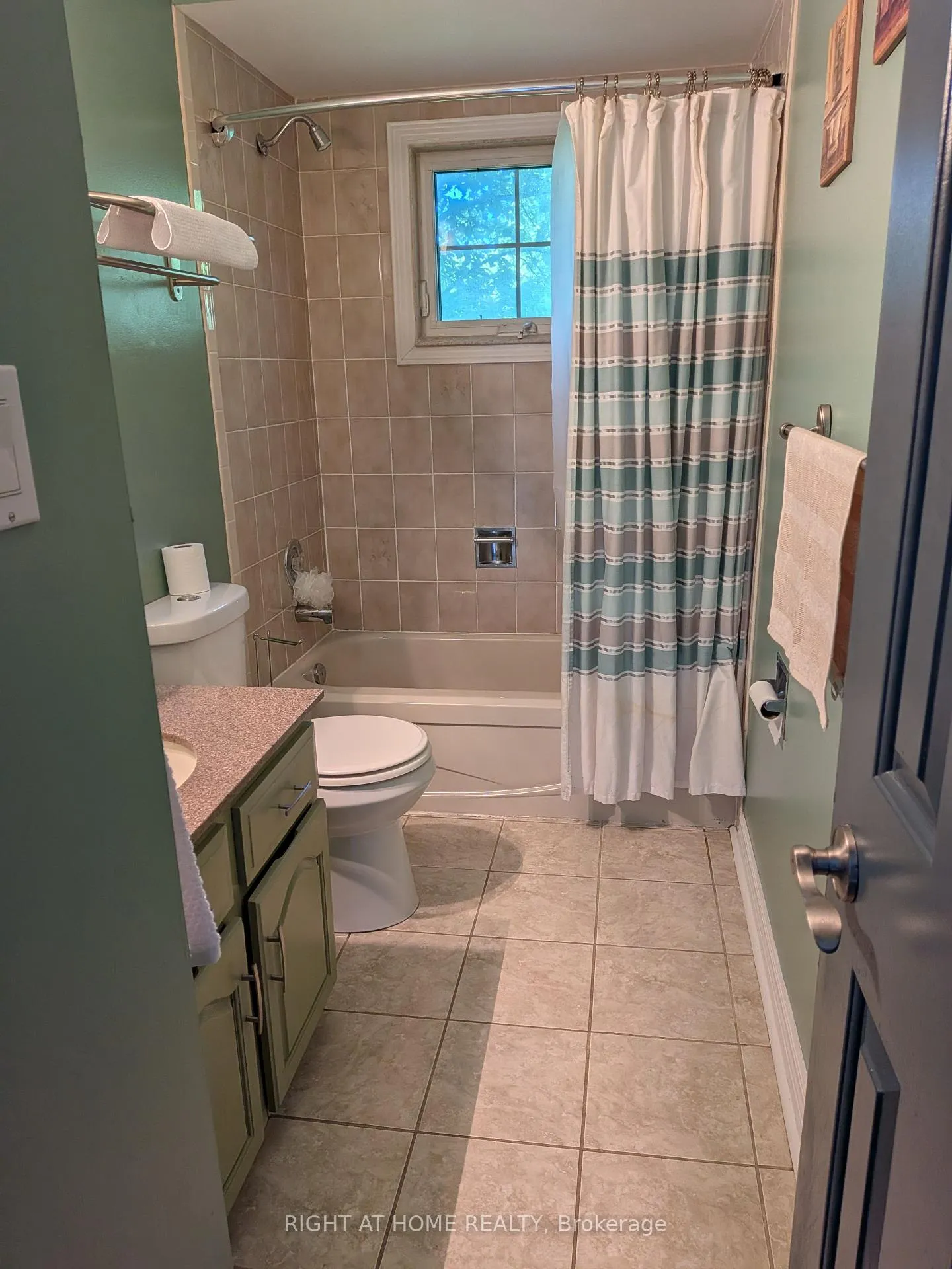 Photo 20 of Unit D-7, 1663 Nash Road, Clarington, Courtice — HOMEH