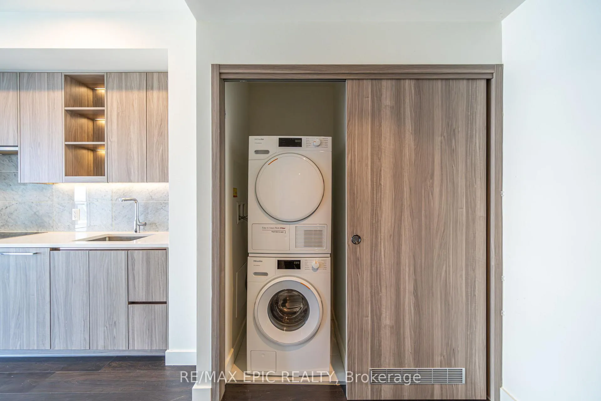 Photo 8 of Unit 2715, 95 Mcmahon Drive, North York, Bayview Village — HOMEH