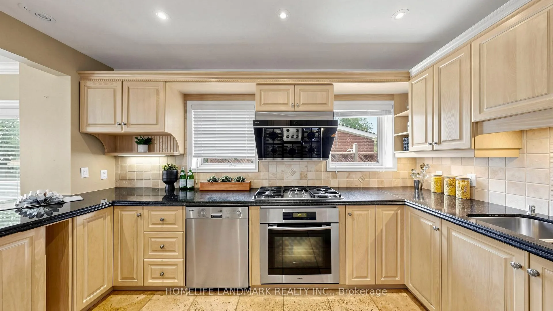 Photo 11 of 27 Quincy Crescent, North York, Henry Farm — HOMEH