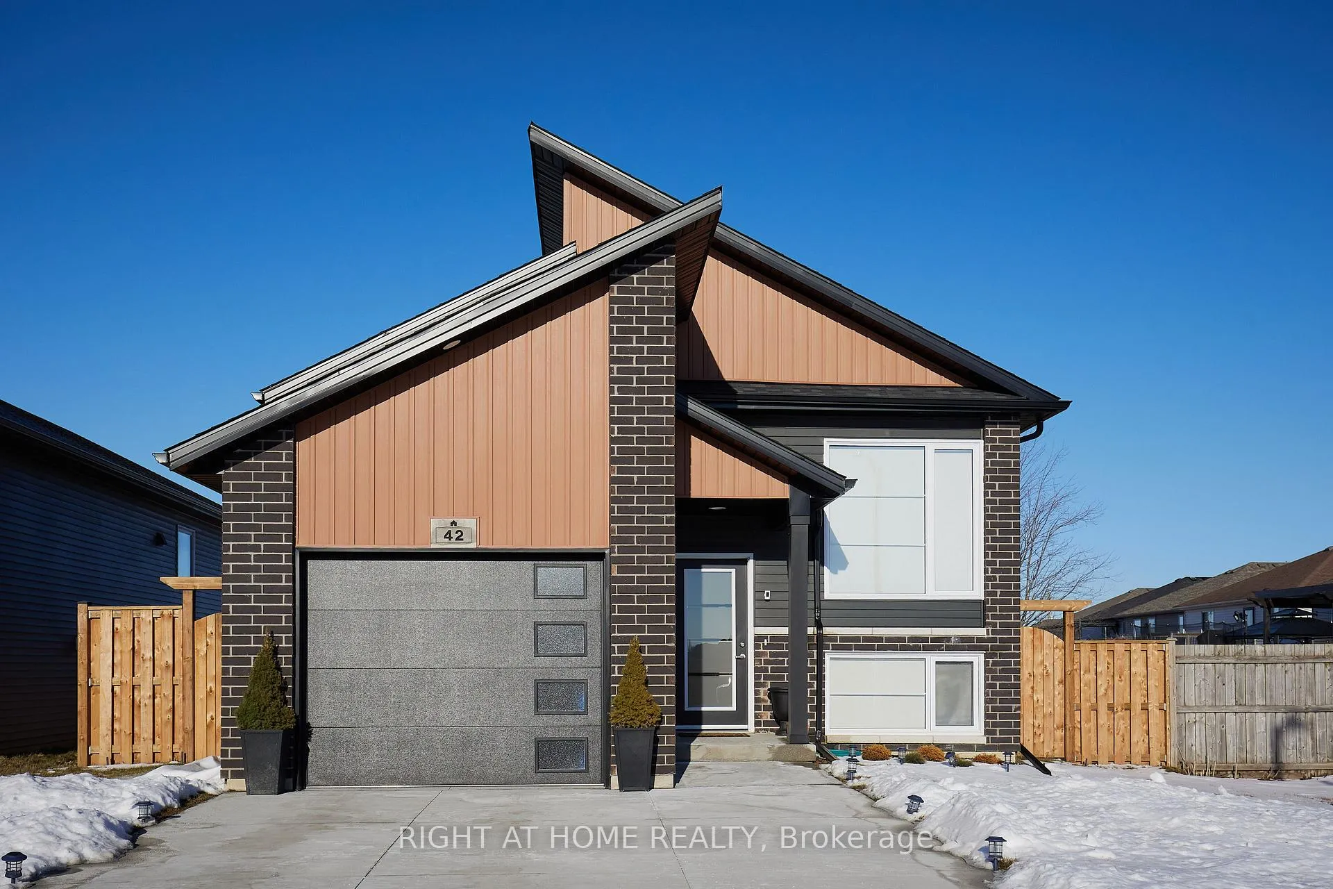 Photo 1 of 42 Moonstone Crescent, Chatham-Kent, Chatham — HOMEH