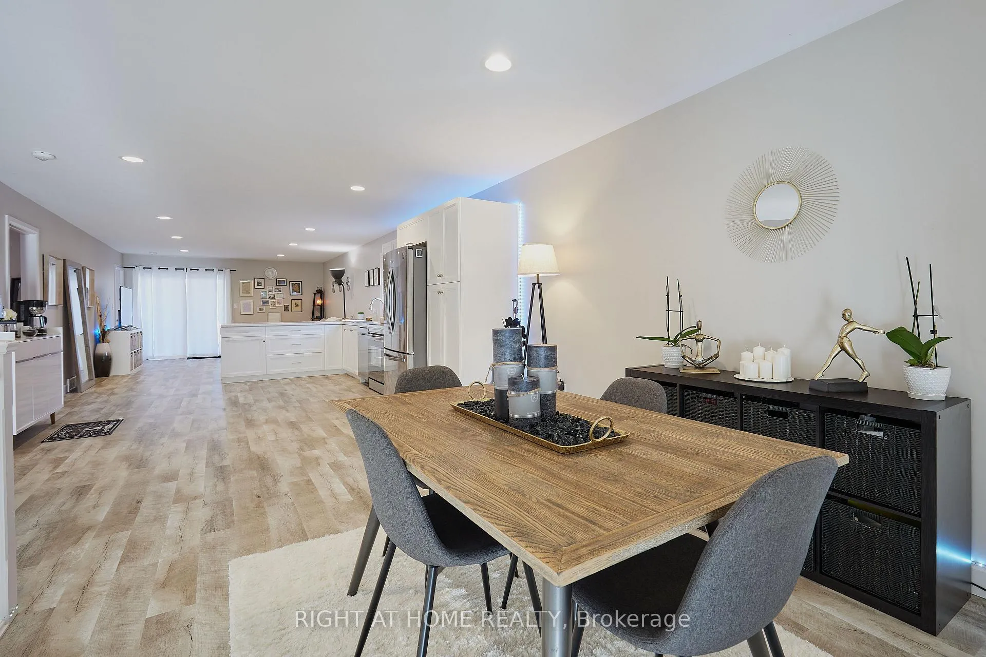 Photo 4 of 42 Moonstone Crescent, Chatham-Kent, Chatham — HOMEH