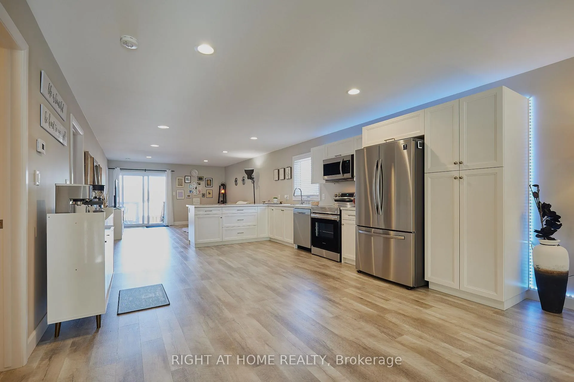 Photo 6 of 42 Moonstone Crescent, Chatham-Kent, Chatham — HOMEH