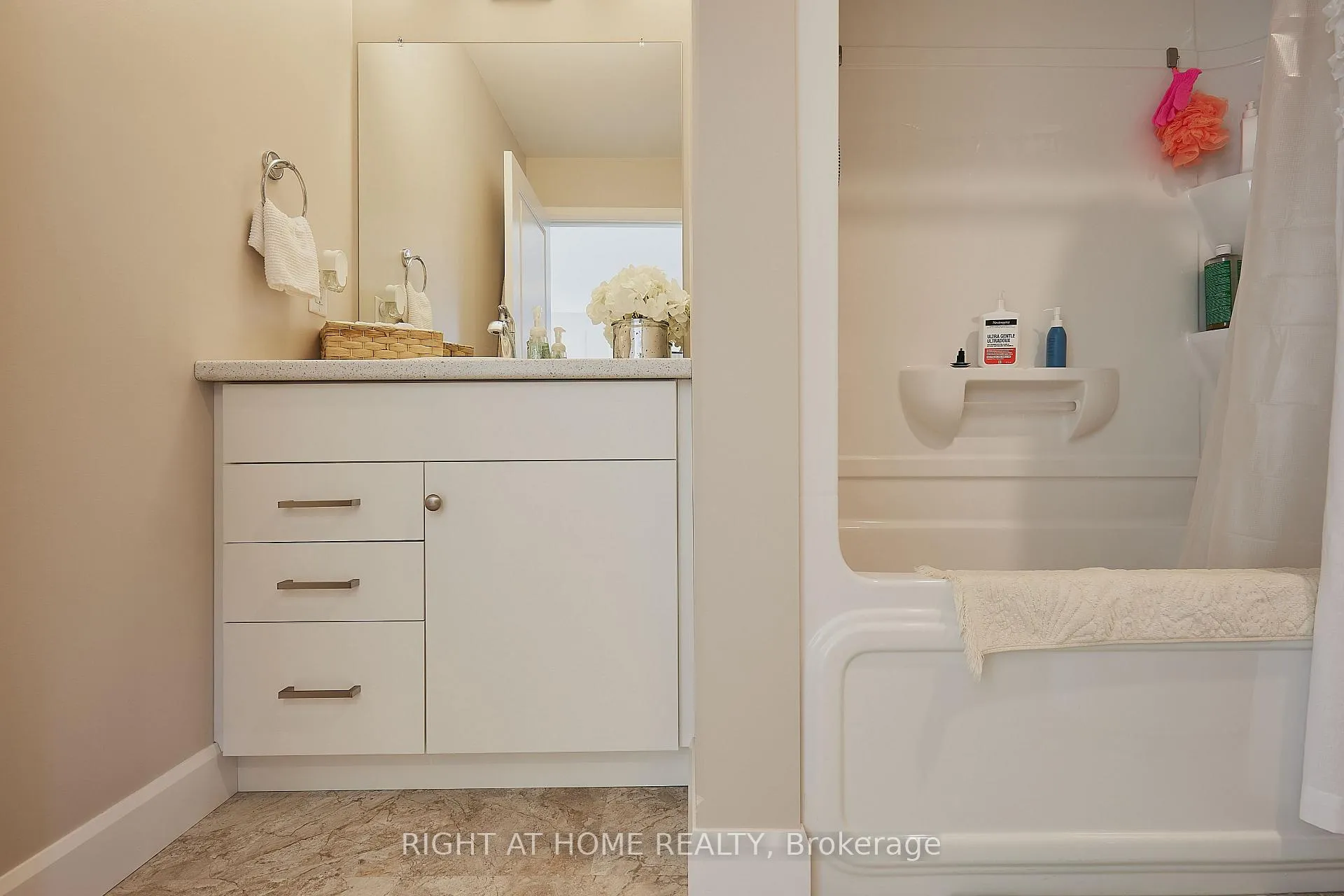 Photo 20 of 42 Moonstone Crescent, Chatham-Kent, Chatham — HOMEH