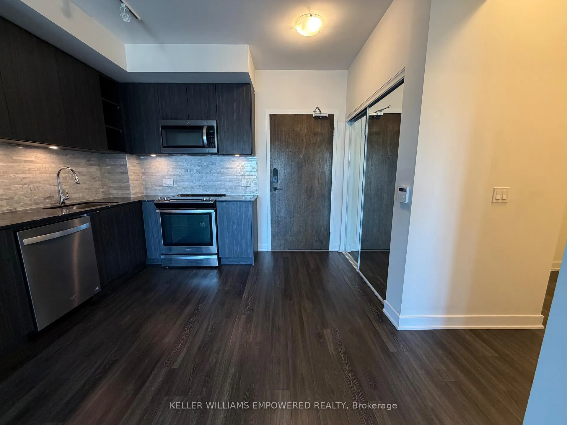 Photo 3 of Unit 503, 100 Eagle Rock Way, Vaughan, Maple — HOMEH