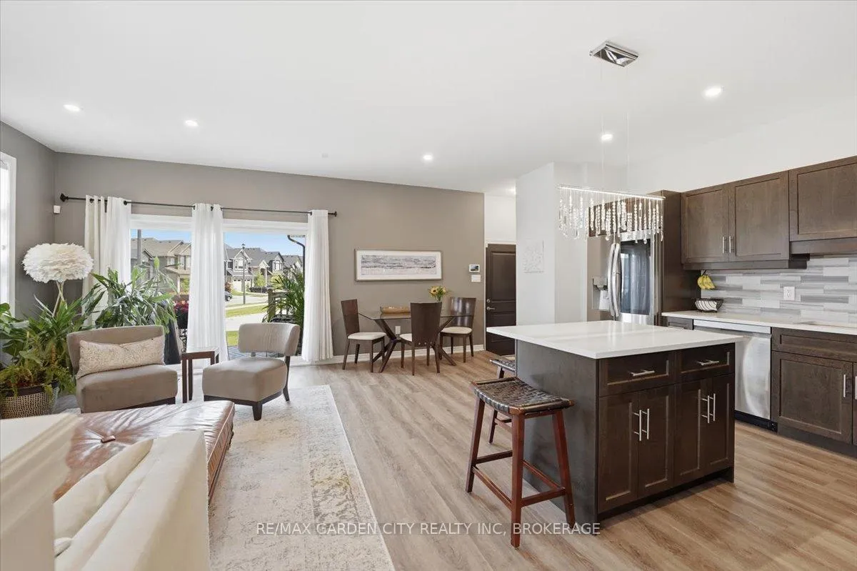 Photo 8 of 160 Susan Drive, Pelham, Fonthill — HOMEH