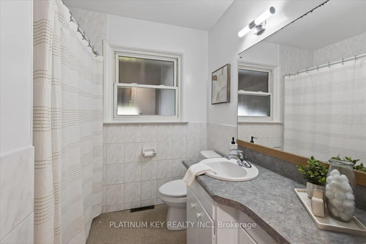 Photo 15 of 1947 Royal Crescent, London, East I — HOMEH