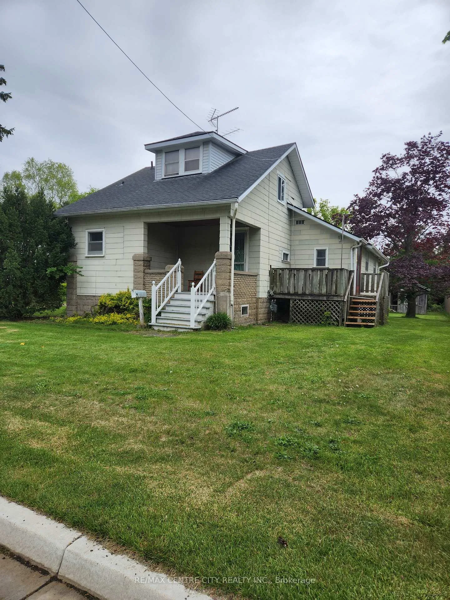 Photo 2 of 30 Queen Street, Strathroy-Caradoc, SE — HOMEH