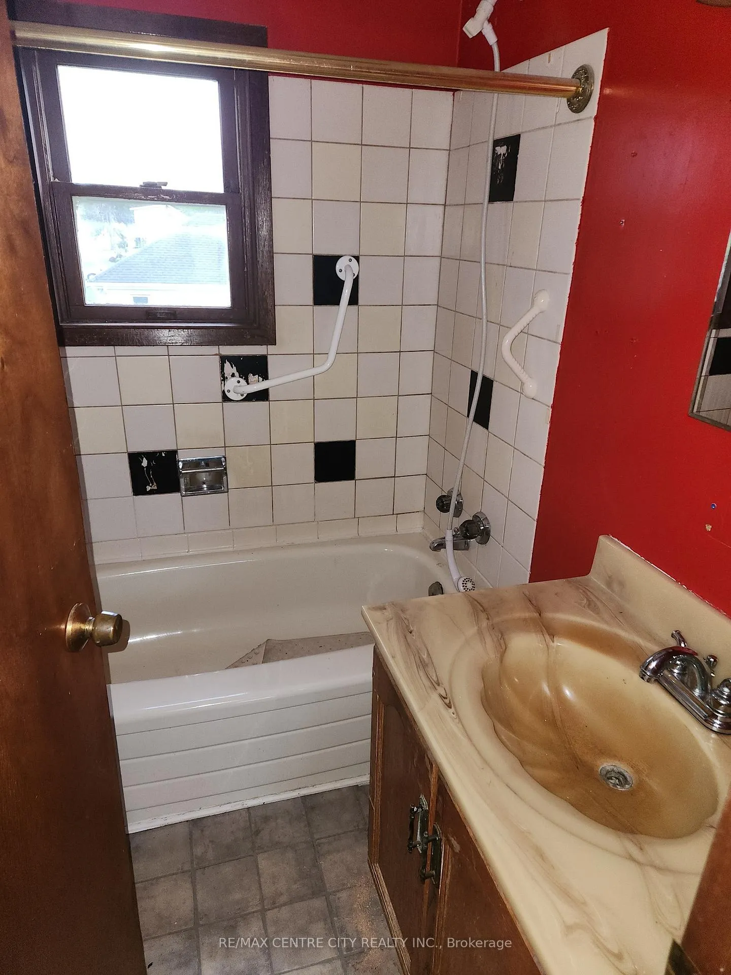 Photo 10 of 30 Queen Street, Strathroy-Caradoc, SE — HOMEH