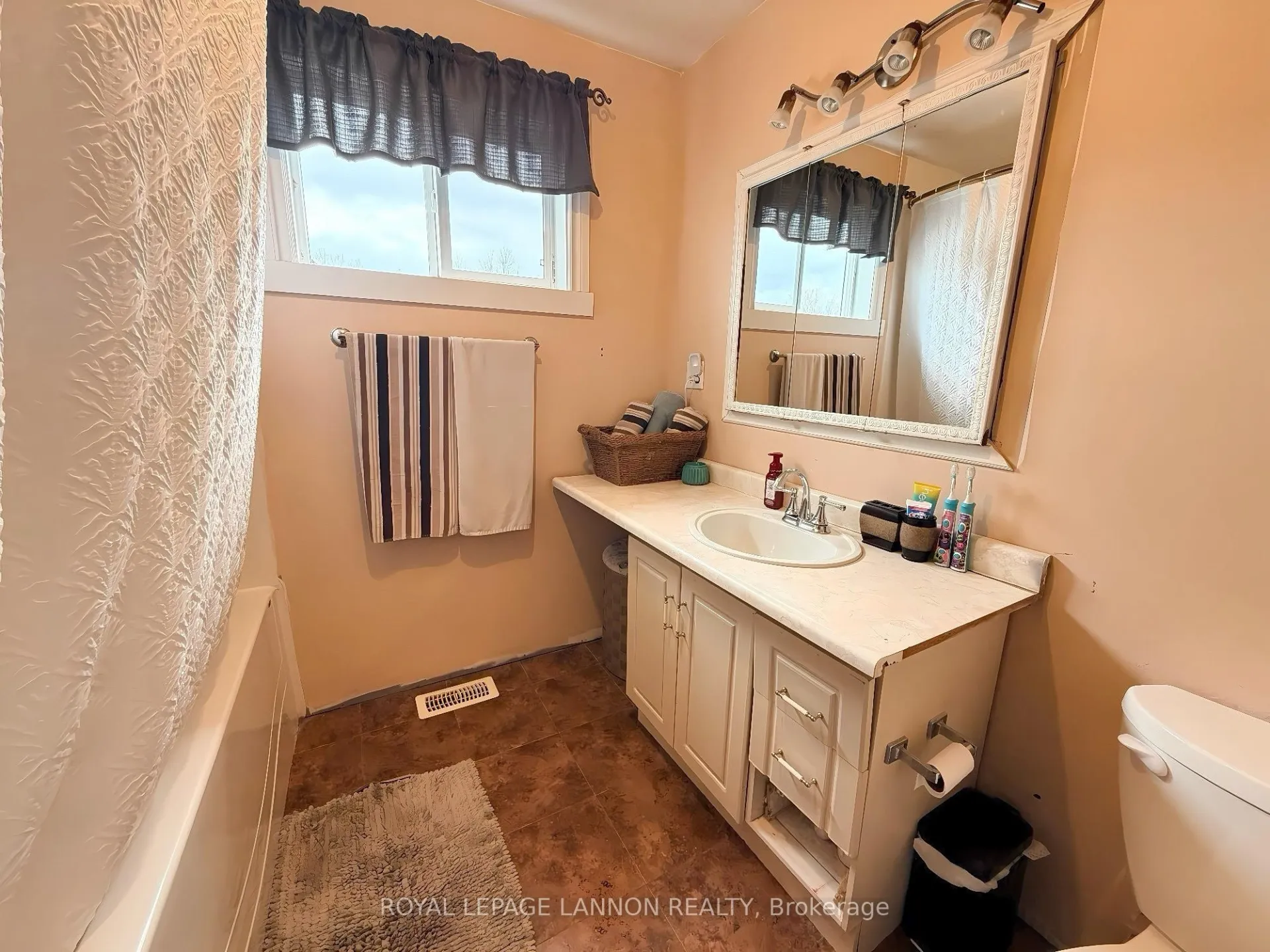 Photo 12 of 329 Ball Park Crescent, Greenstone — HOMEH