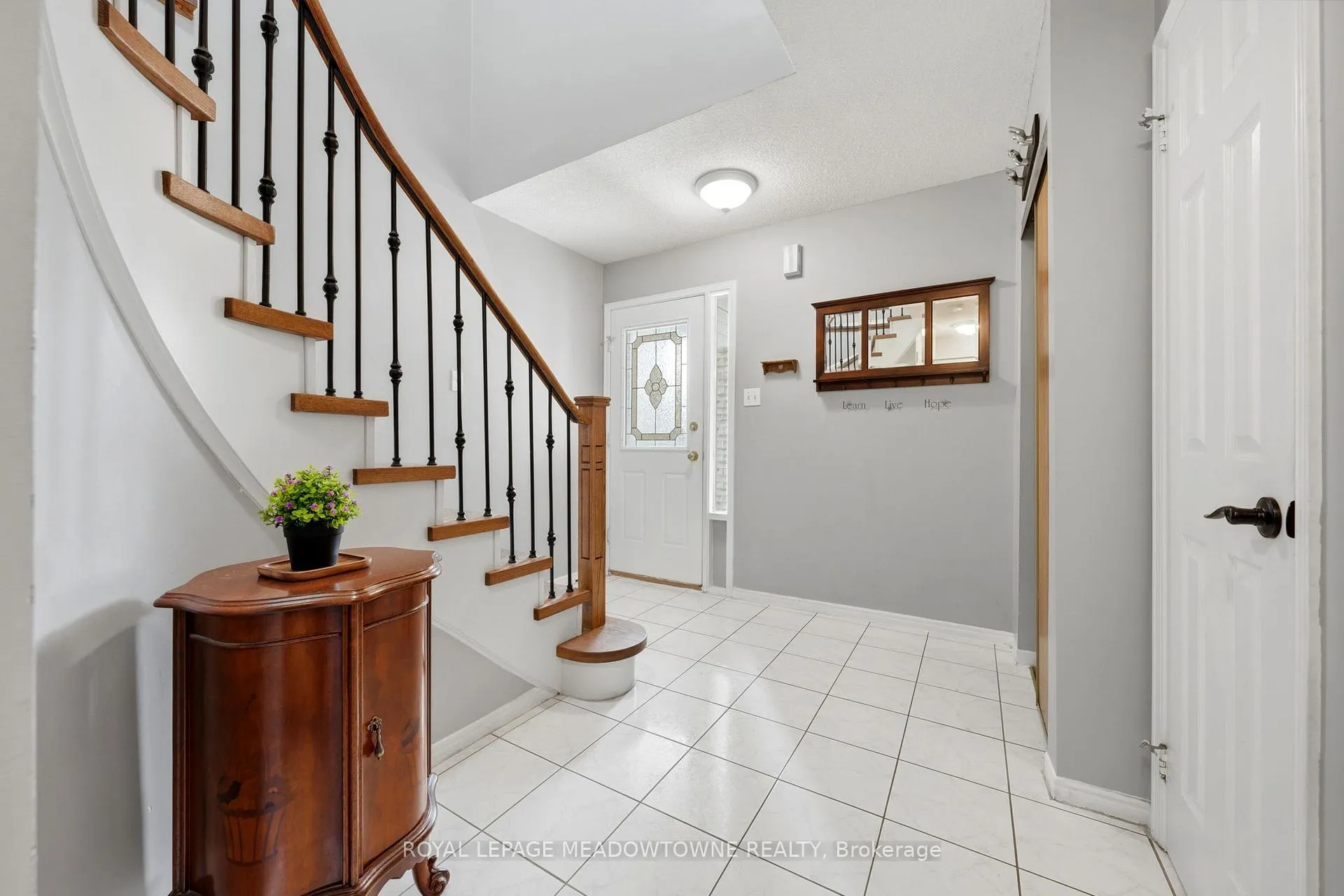 Photo 3 of 18 Mckinnon Avenue, Halton Hills, Georgetown — HOMEH
