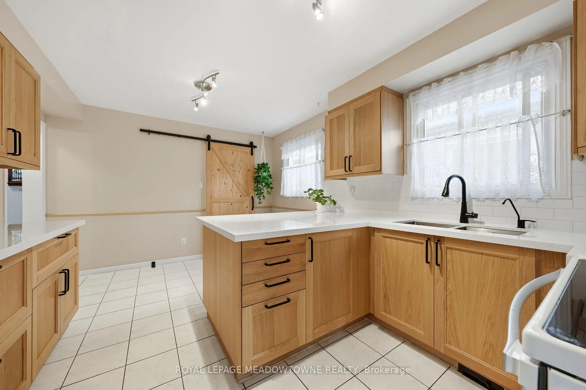 Photo 13 of 18 Mckinnon Avenue, Halton Hills, Georgetown — HOMEH