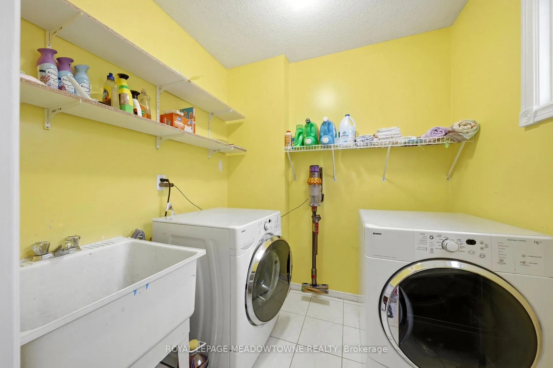 Photo 14 of 18 Mckinnon Avenue, Halton Hills, Georgetown — HOMEH