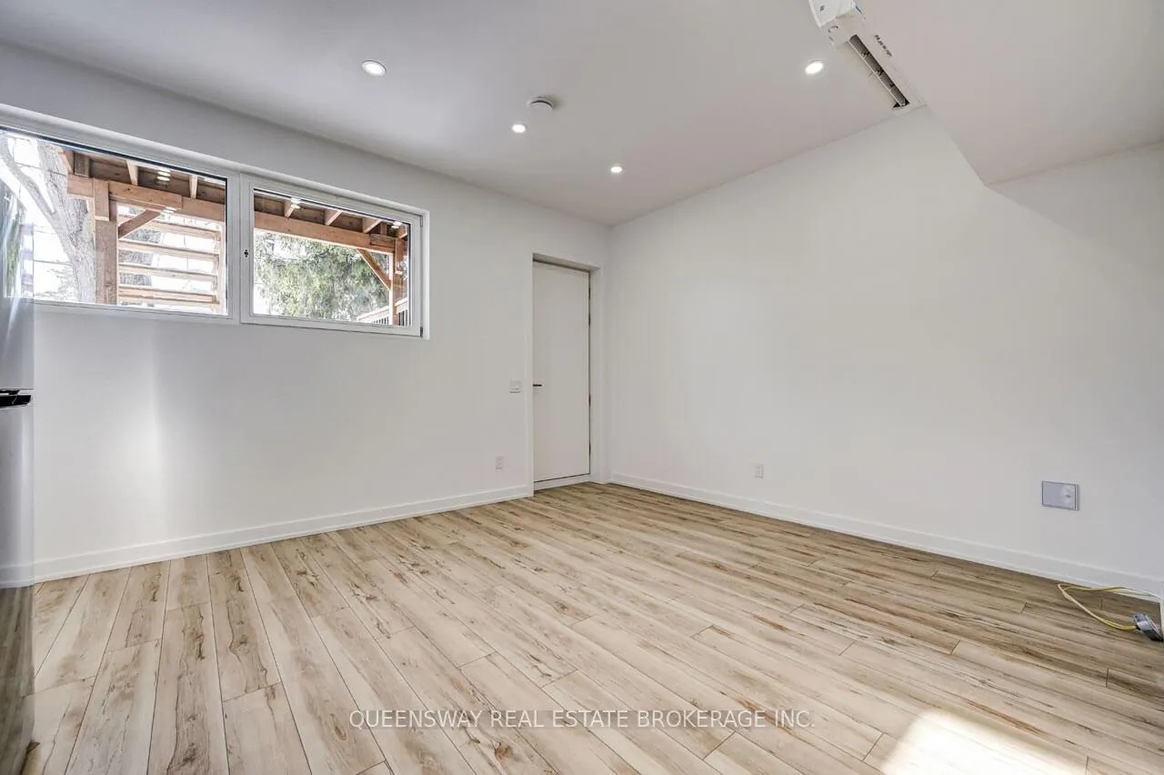 Photo 5 of Unit Lower, 93 Lake Crescent, Etobicoke, Mimico — HOMEH