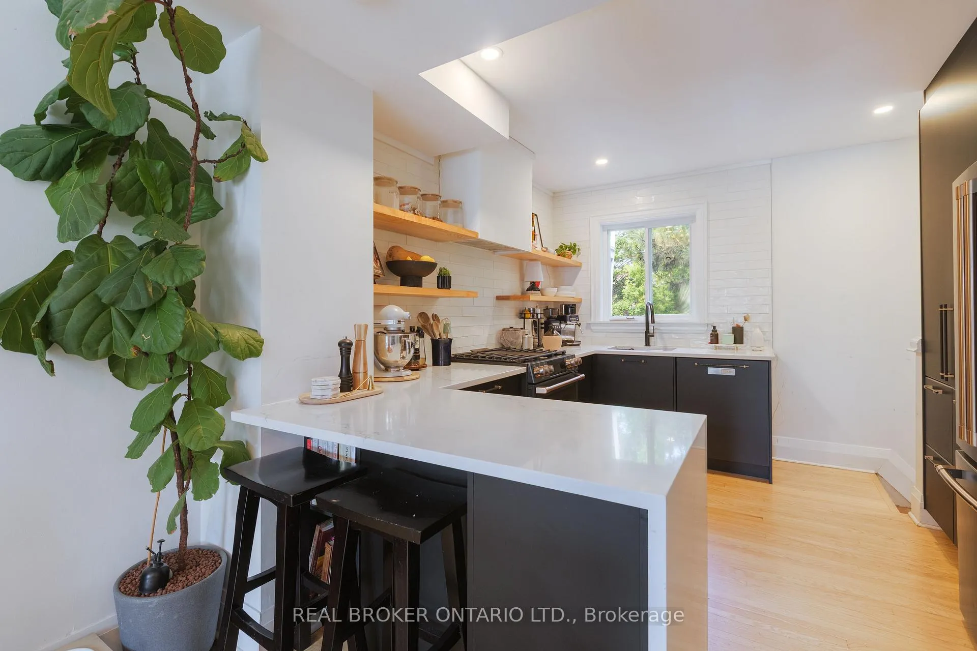 Photo 3 of 41 Park Row N, Hamilton, Crown Point — HOMEH