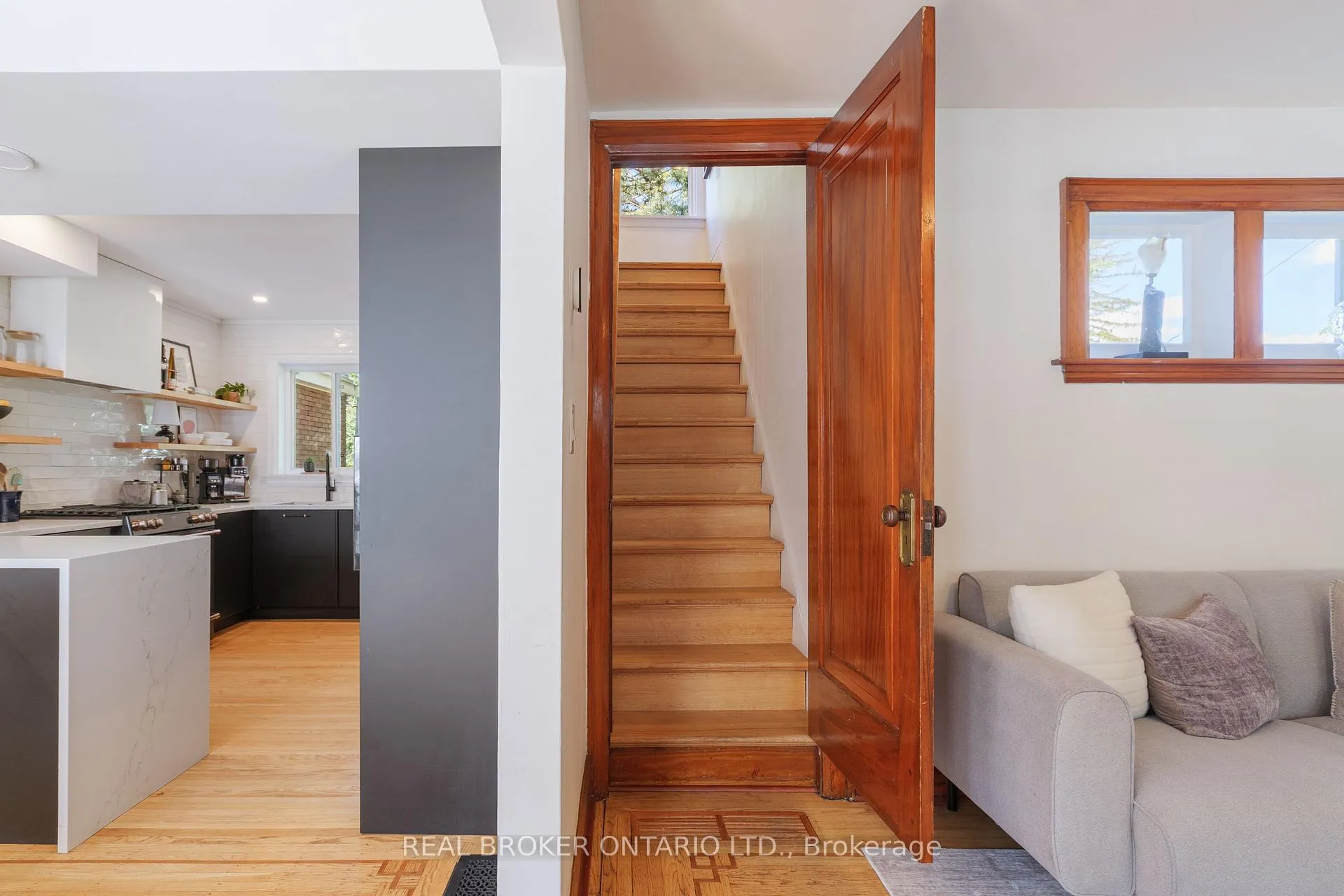 Photo 17 of 41 Park Row N, Hamilton, Crown Point — HOMEH