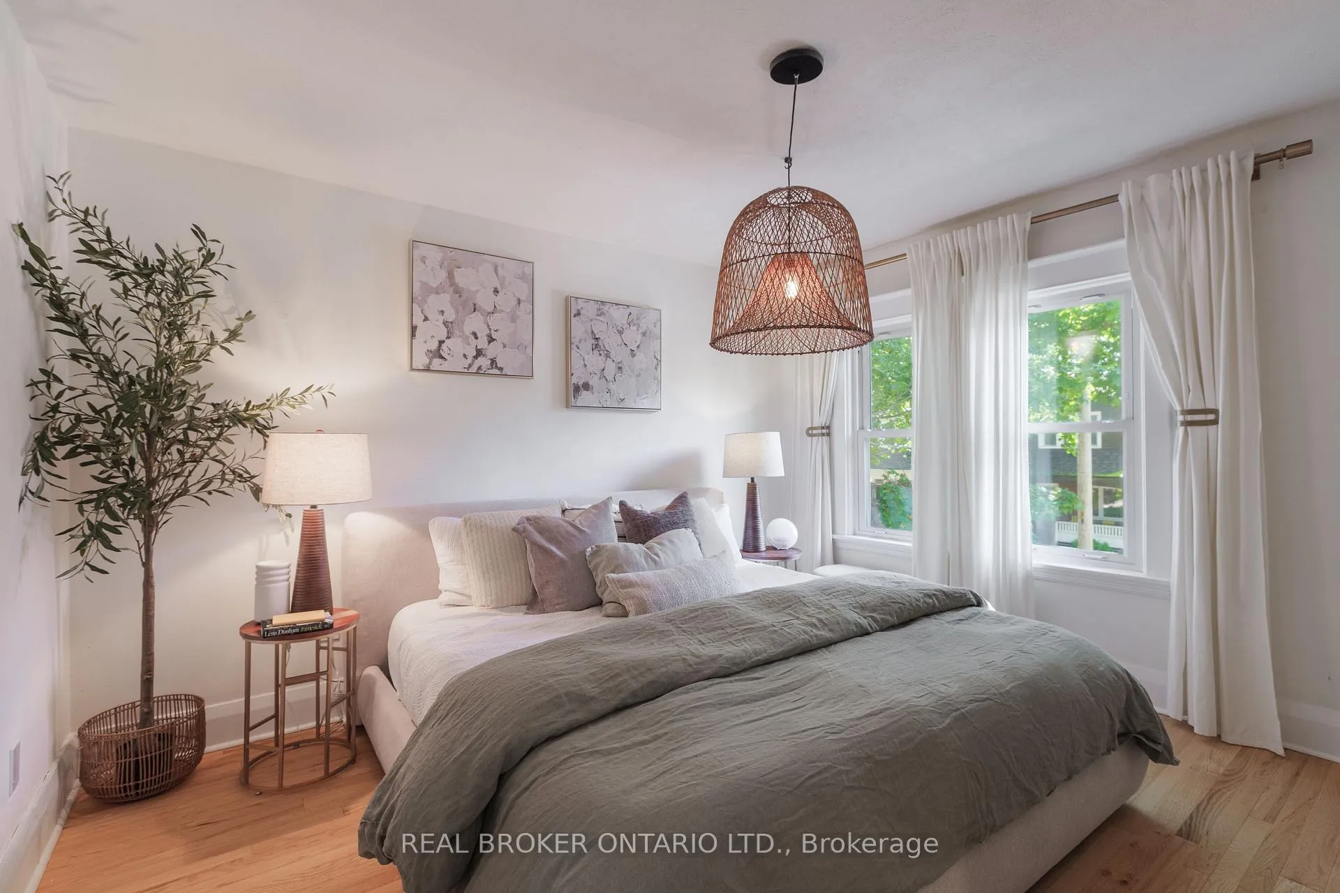 Photo 19 of 41 Park Row N, Hamilton, Crown Point — HOMEH