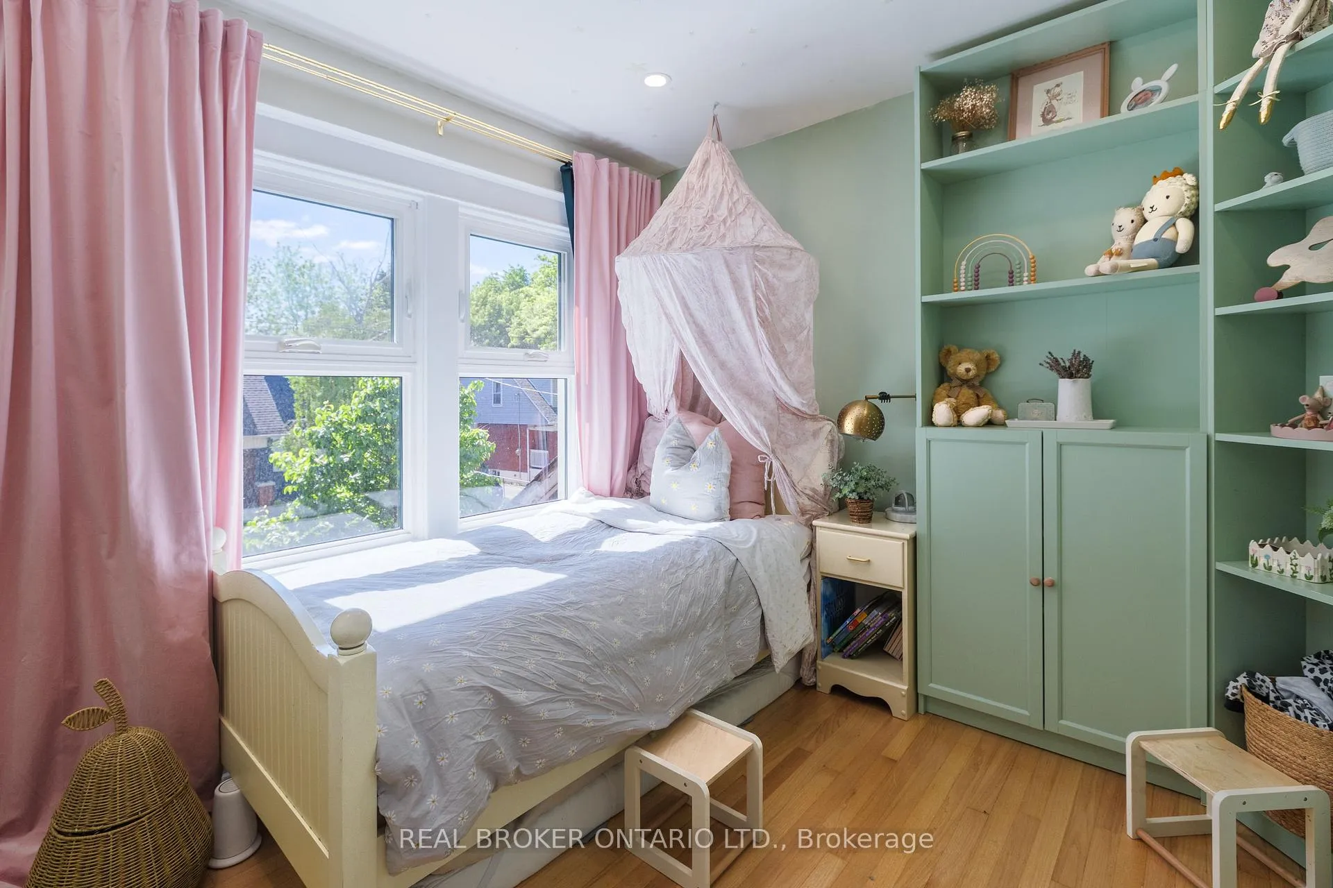 Photo 23 of 41 Park Row N, Hamilton, Crown Point — HOMEH