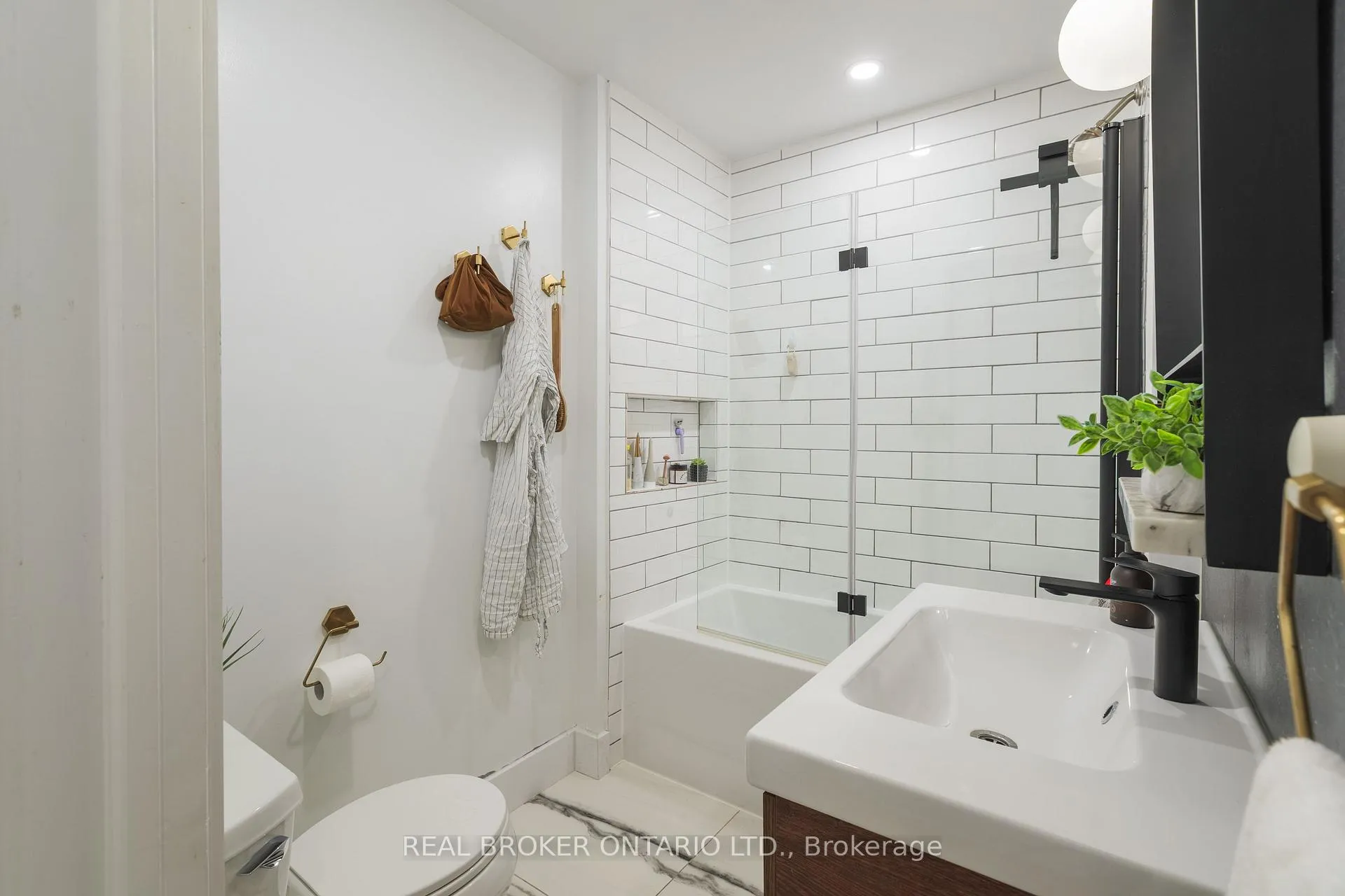 Photo 28 of 41 Park Row N, Hamilton, Crown Point — HOMEH