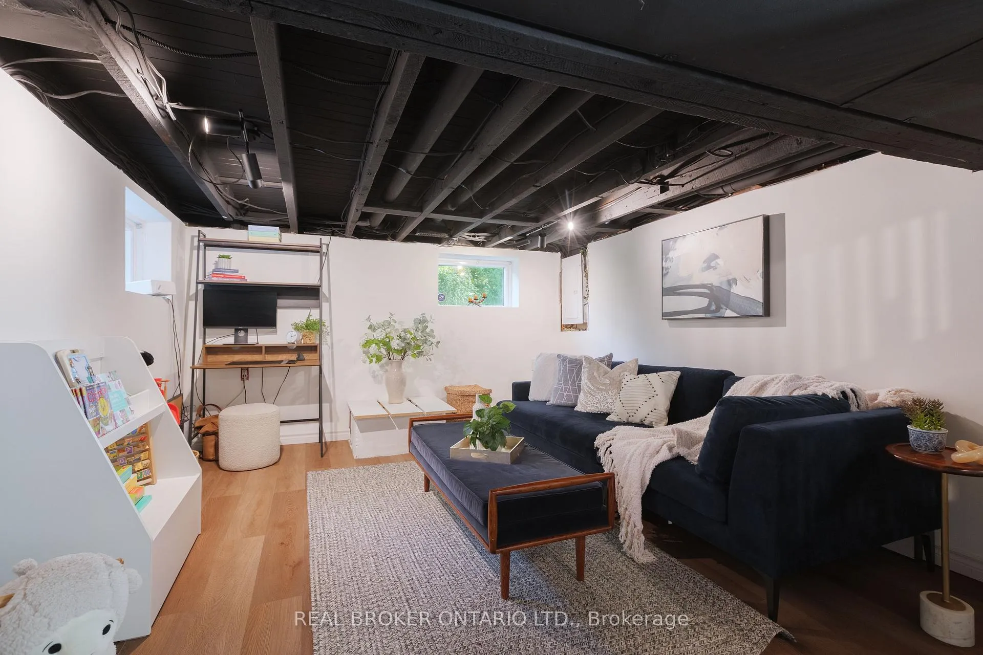 Photo 32 of 41 Park Row N, Hamilton, Crown Point — HOMEH