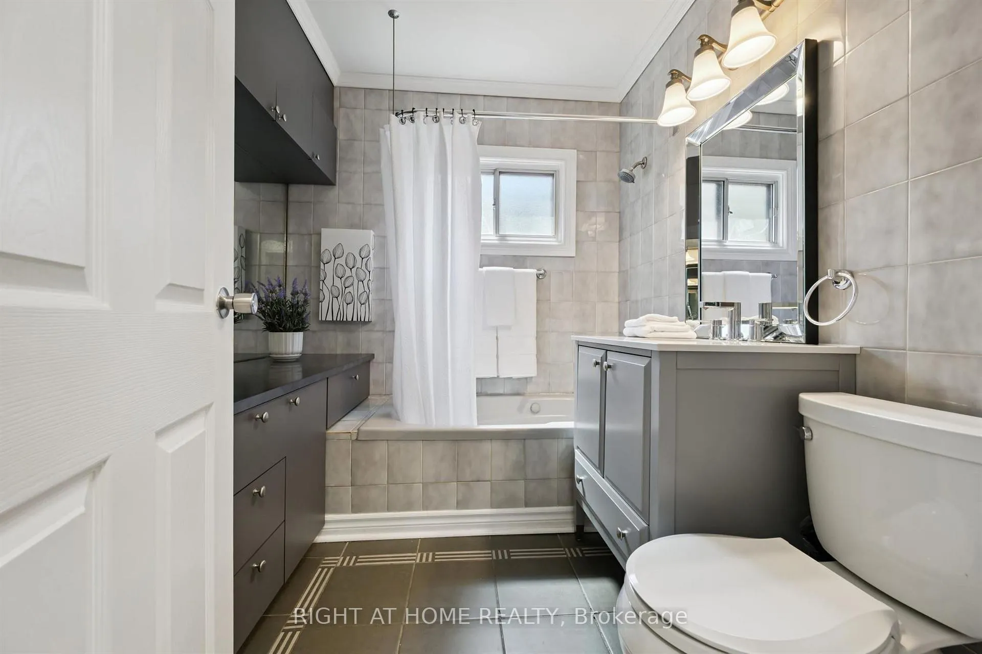 Photo 21 of 33 South Kingsway, Toronto, High Park-Swansea — HOMEH