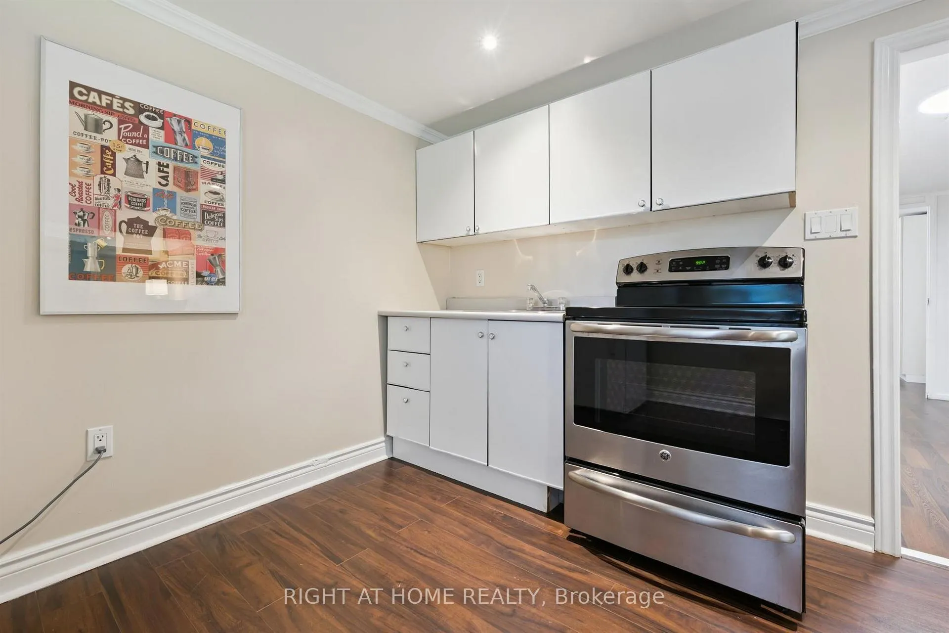 Photo 24 of 33 South Kingsway, Toronto, High Park-Swansea — HOMEH