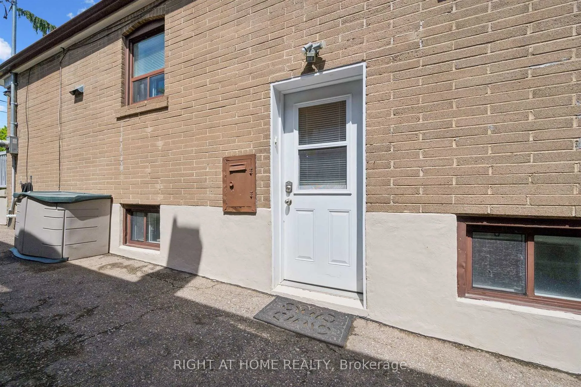 Photo 30 of 33 South Kingsway, Toronto, High Park-Swansea — HOMEH