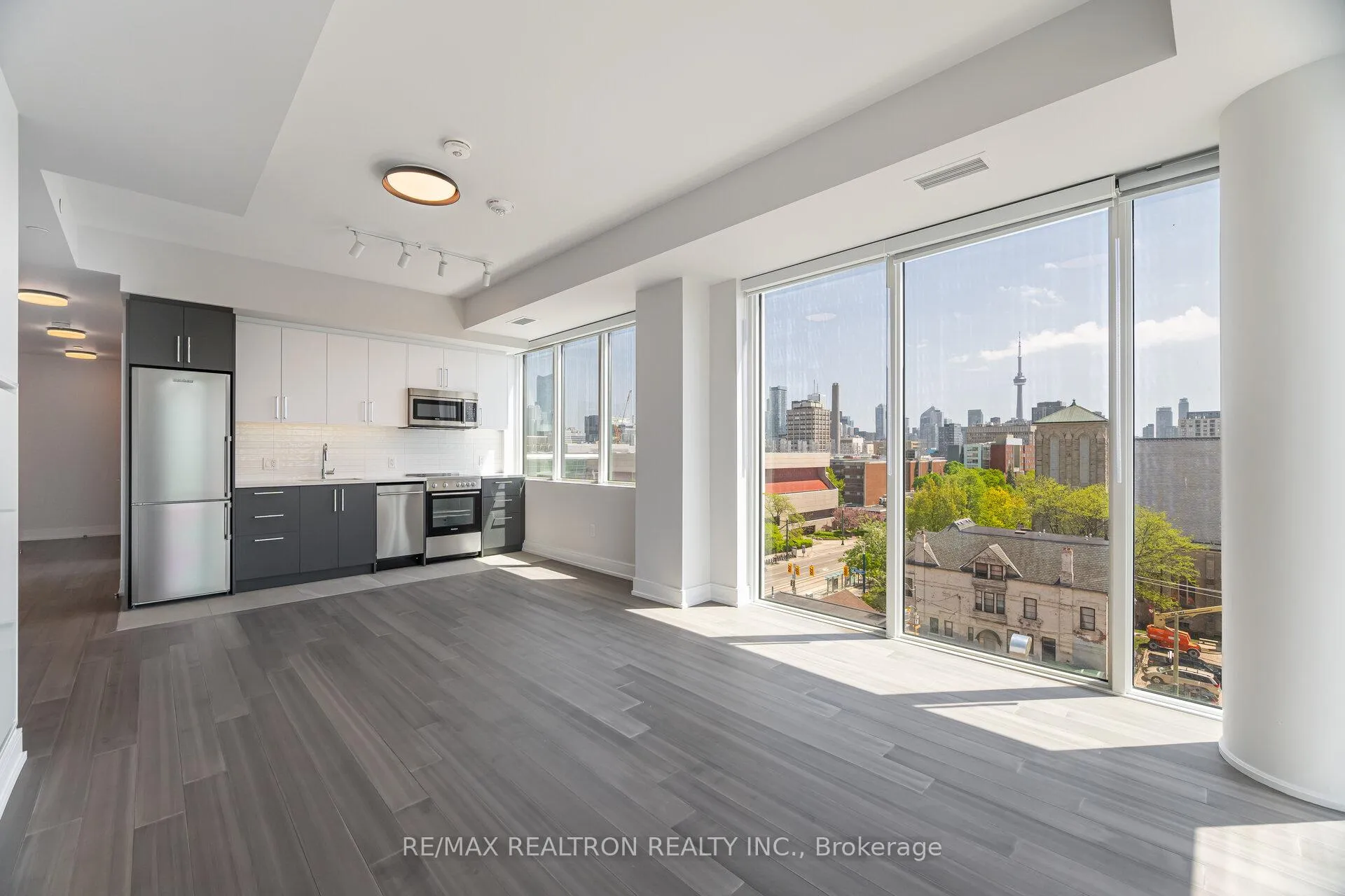 Front of Unit 909, 664 Spadina Avenue