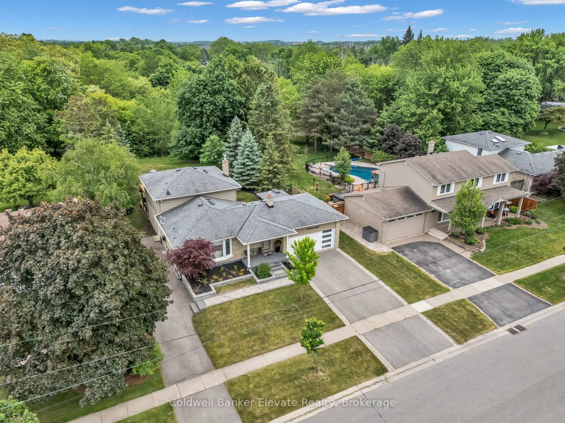 Photo 3 of 180 Rexway Drive, Halton Hills, Georgetown — HOMEH