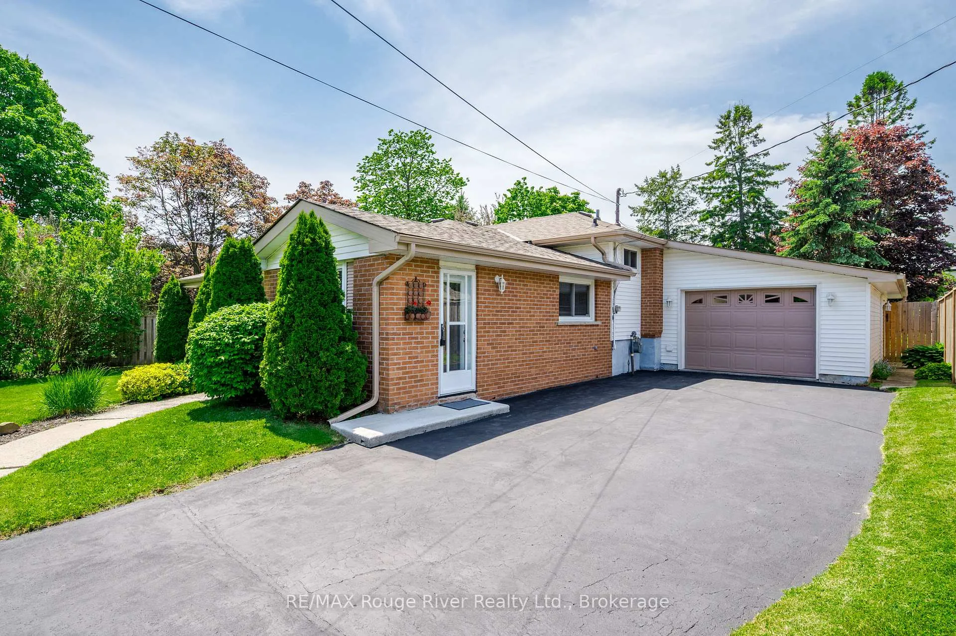 Photo 4 of 717 Spragge Crescent, Cobourg — HOMEH