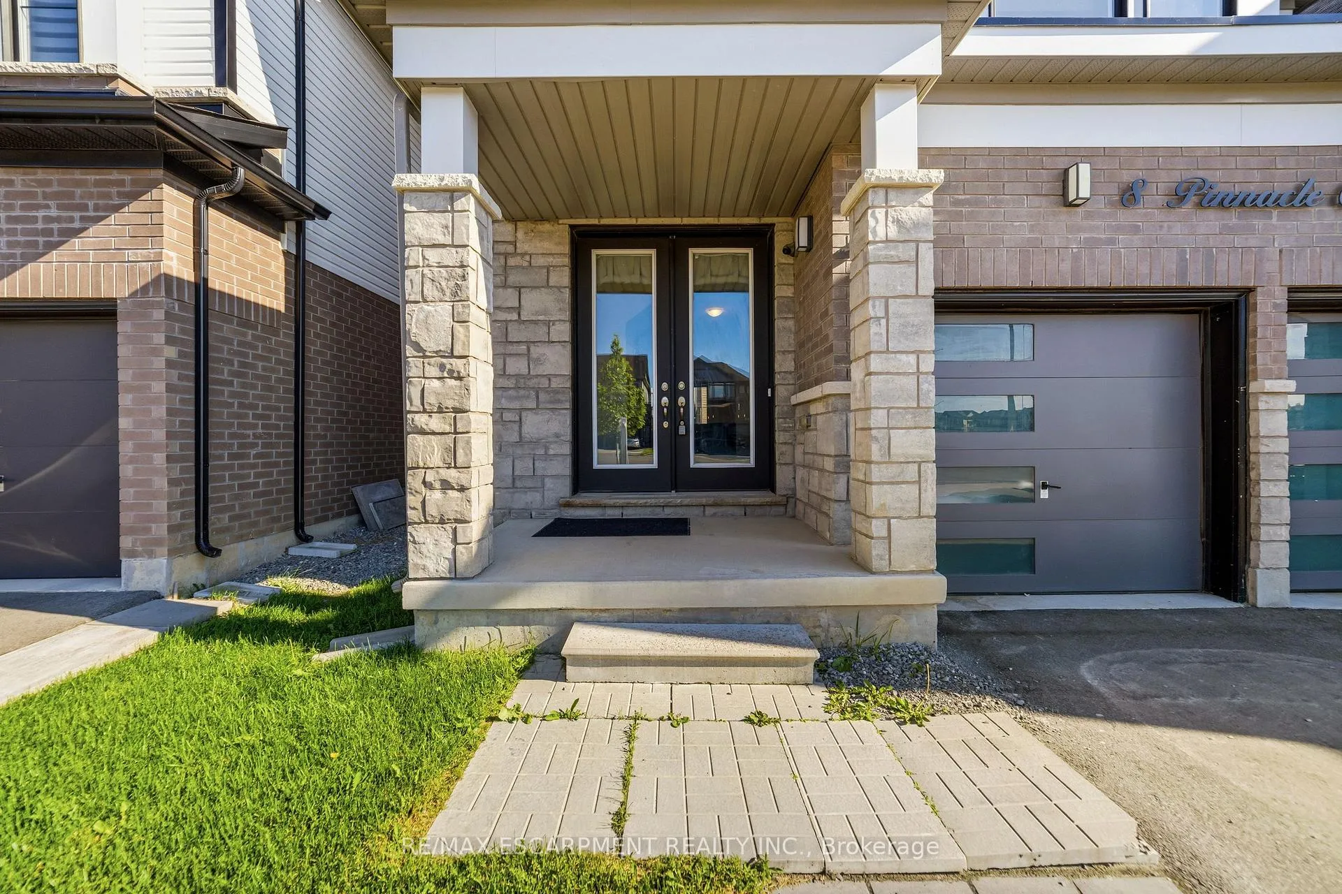 Photo 3 of 8 Pinnacle Court, Hamilton, Mount Hope — HOMEH
