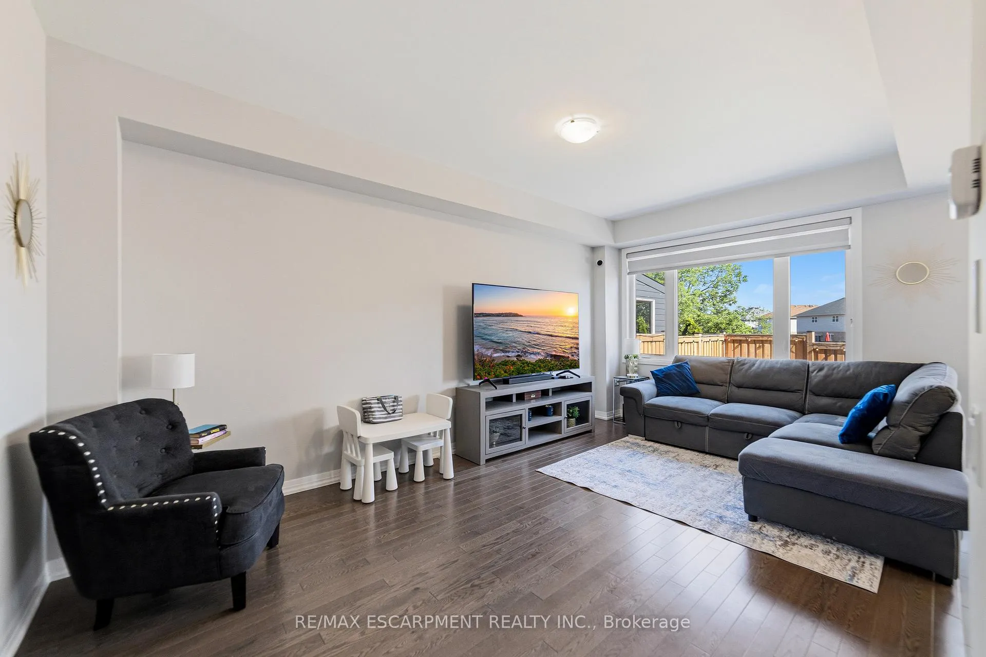 Photo 6 of 8 Pinnacle Court, Hamilton, Mount Hope — HOMEH