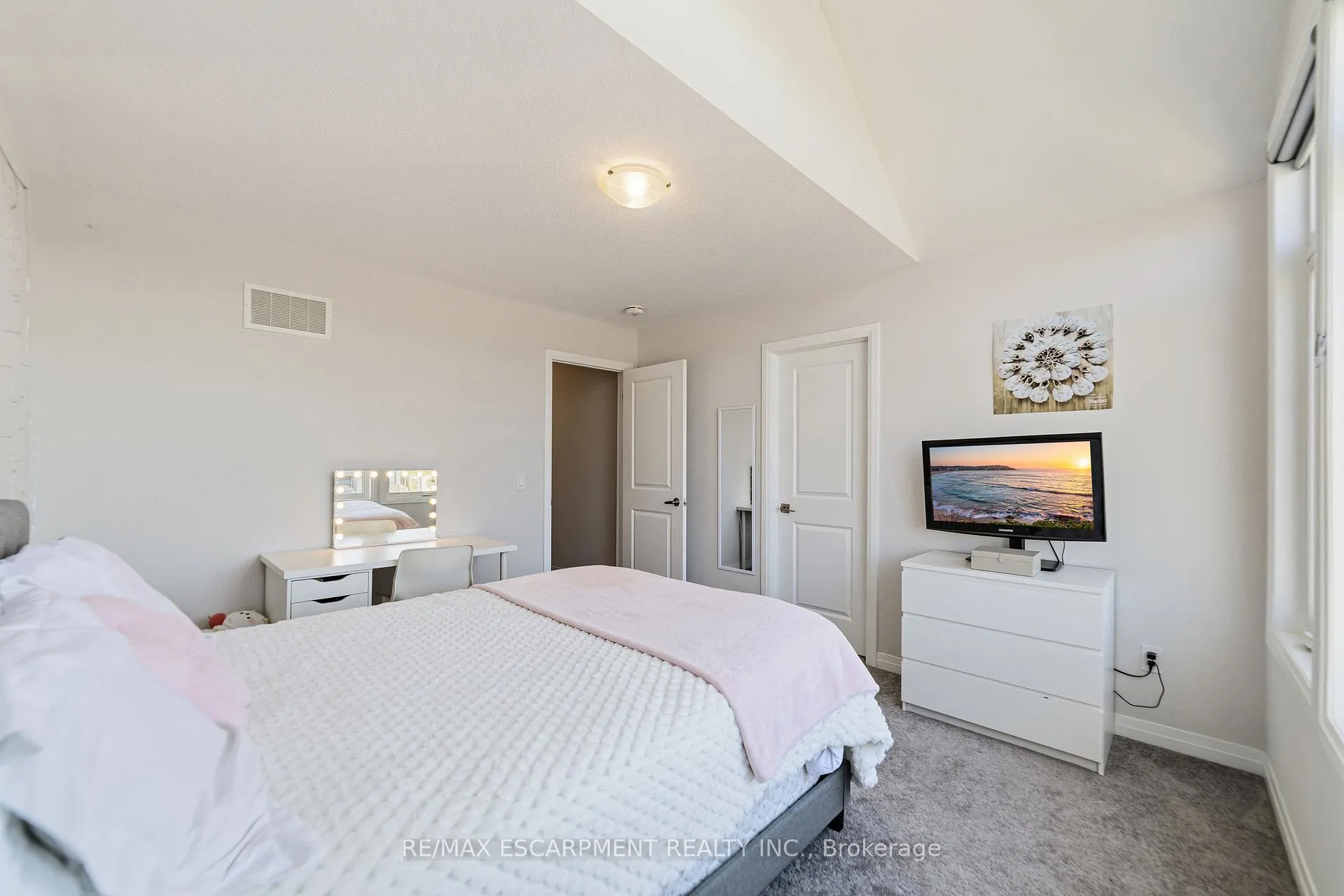 Photo 23 of 8 Pinnacle Court, Hamilton, Mount Hope — HOMEH